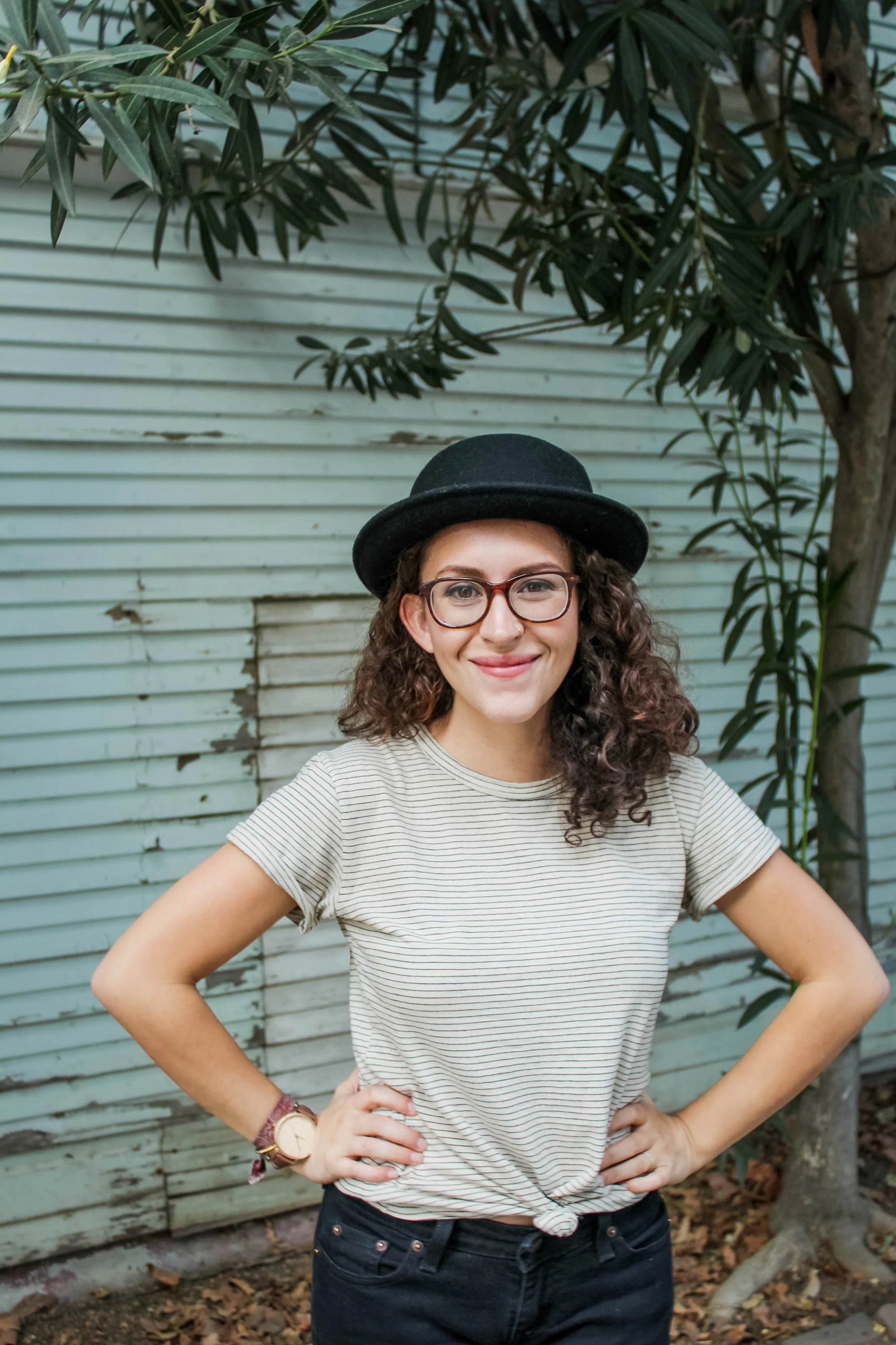 tintedgreenblog.com | causal t shirt and jeans outfit from my fall capsule wardrobe