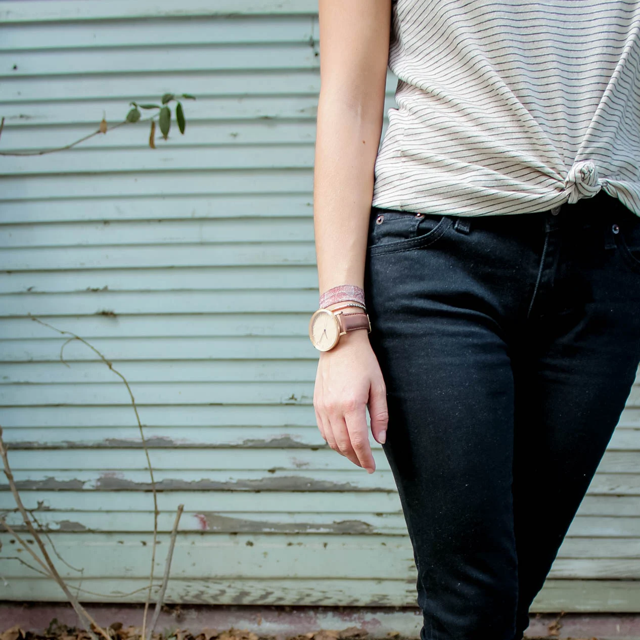 tintedgreenblog.com | causal t shirt and jeans outfit from my fall capsule wardrobe