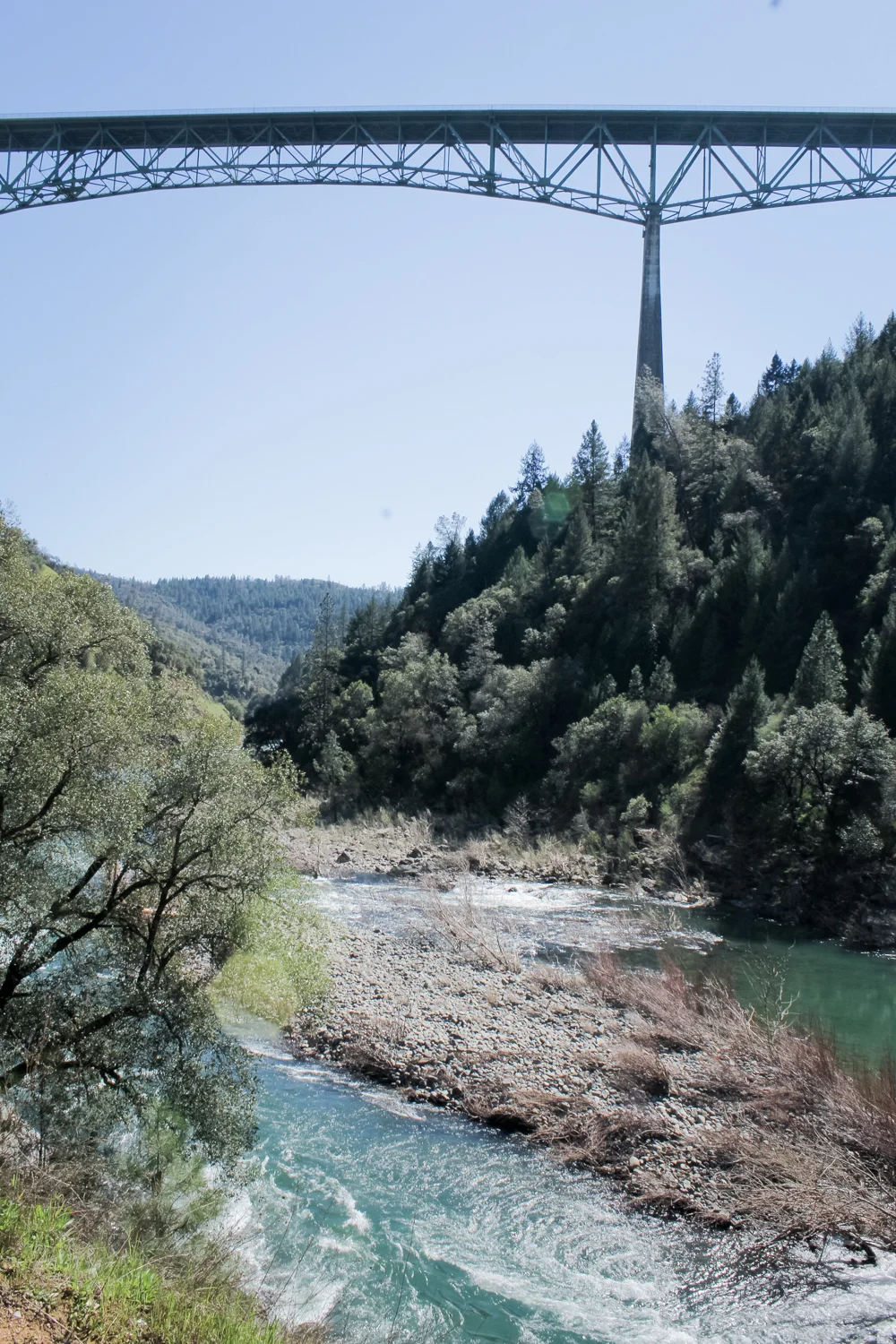 Hiking at Lake Clementine dam in Auburn, CA | easy northern california hikes | tintedgreen