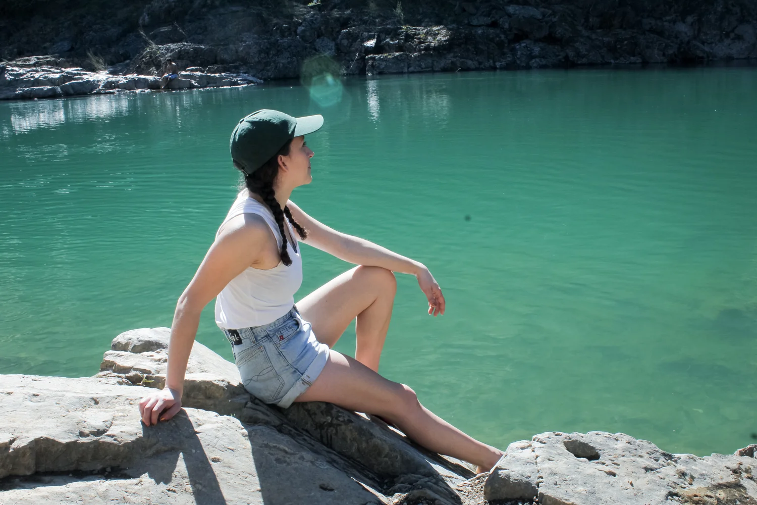 spring capsule wardrobe hiking outfit | Hiking at Lake Clementine dam in Auburn, CA | easy northern california hikes | American River Confluence | tintedgreen