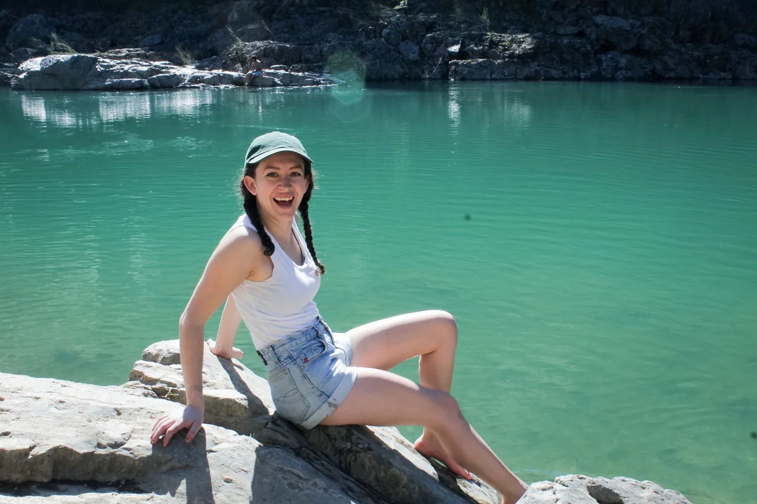 spring capsule wardrobe hiking outfit | Hiking at Lake Clementine dam in Auburn, CA | easy northern california hikes | American River Confluence | tintedgreen