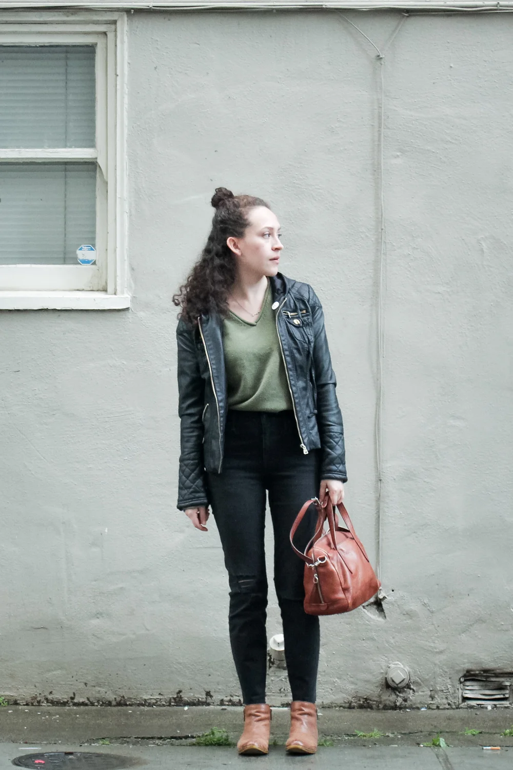 day 1 of the spring 10x10 challenge! high rise distressed denim jeans outfit with sweater tucked in and a leather jacket layered over, paired with brown leather ankle boots | tintedgreen