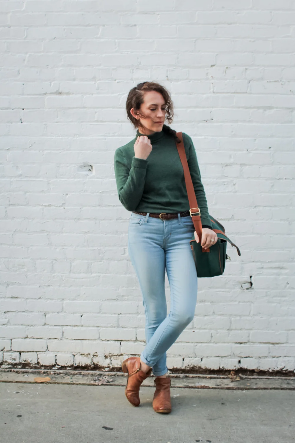Spring 10x10/Unfancy Remix capsule wardrobe outfit. Light wash levis skinny jeans with ankle boots and a fitted turtleneck sweater | tinted green