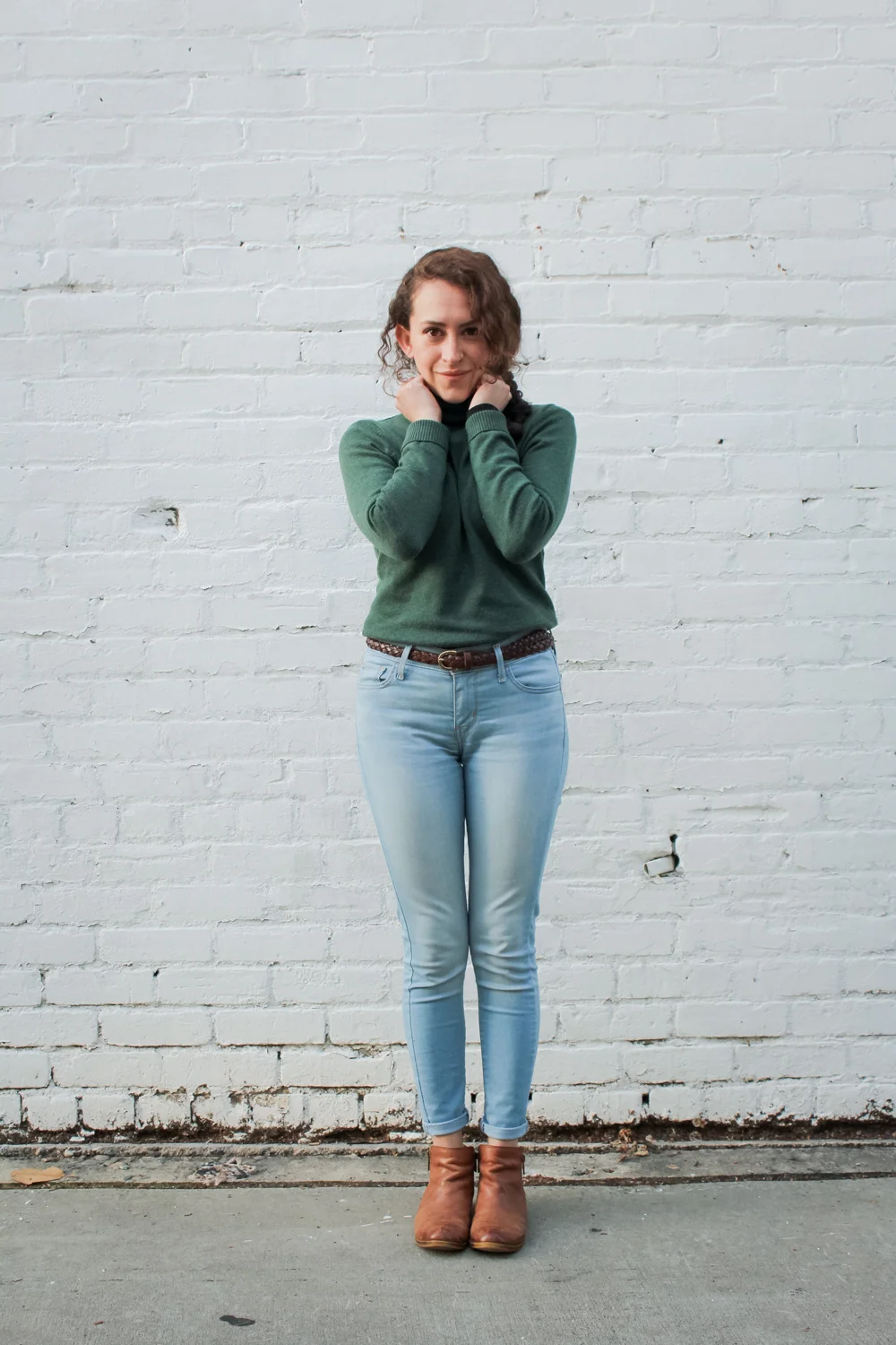 Spring 10x10/Unfancy Remix capsule wardrobe outfit. Light wash levis skinny jeans with ankle boots and a fitted turtleneck sweater | tinted green