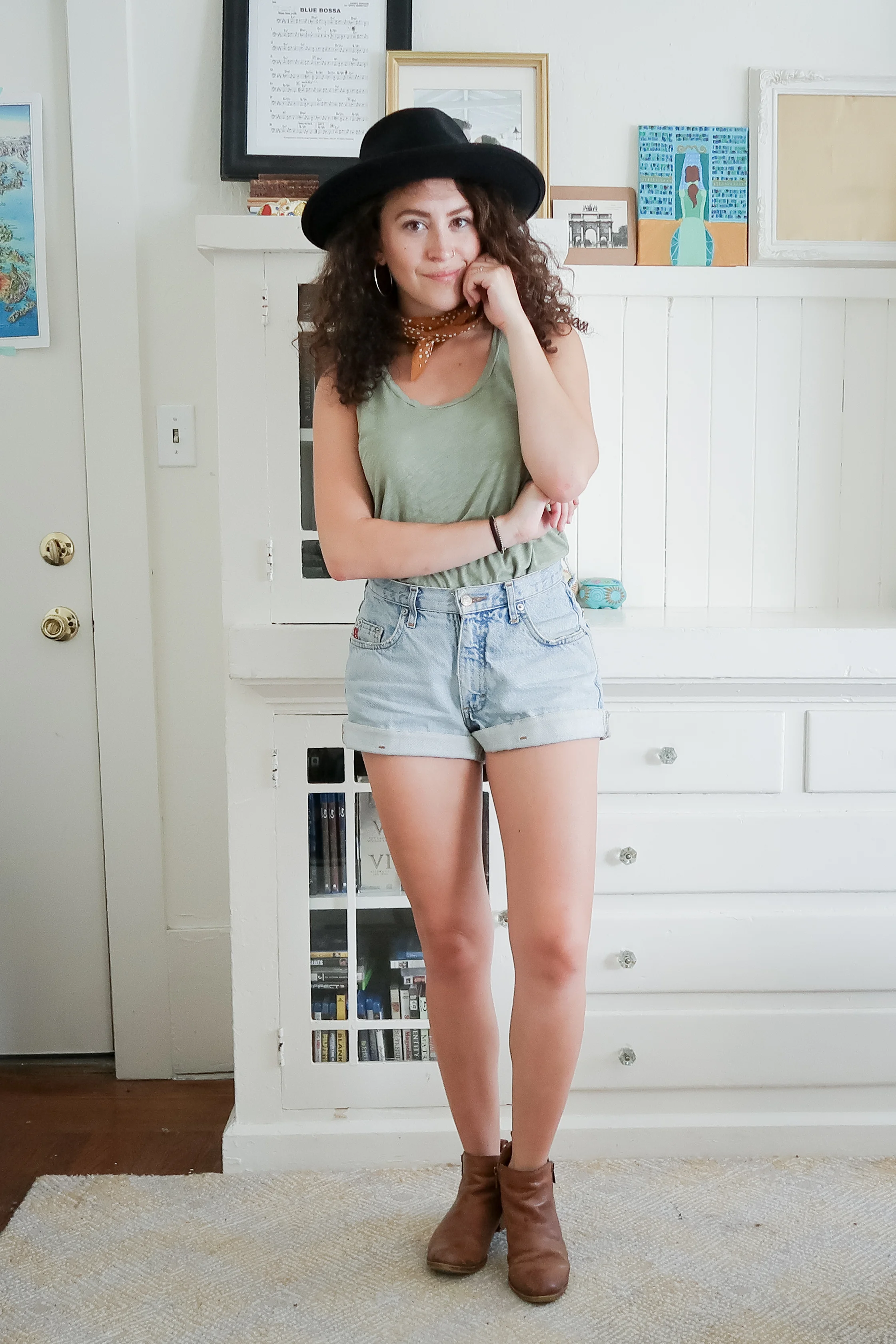 10 pieces, 10 outfits -- this turned out to be a very western/boho outfit! i paired my favorite vintage denim high rise jeans with a tank top and completed the look with ankle boots, a wide brimmed hat and bandana