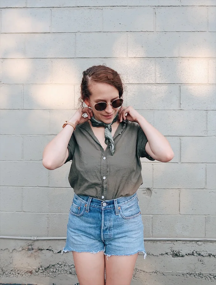 10 items 10 ways, 10 items 10 outfits, 10 items 10 days, 10 pieces 10 outfits, 10x10 challenge | wearing #universalthread olive green button front shirt and green bandana from #target, #levis high rise denim shorts, #madewell sunglasses, and fossil hybrid smartwatch | tinted-green.com