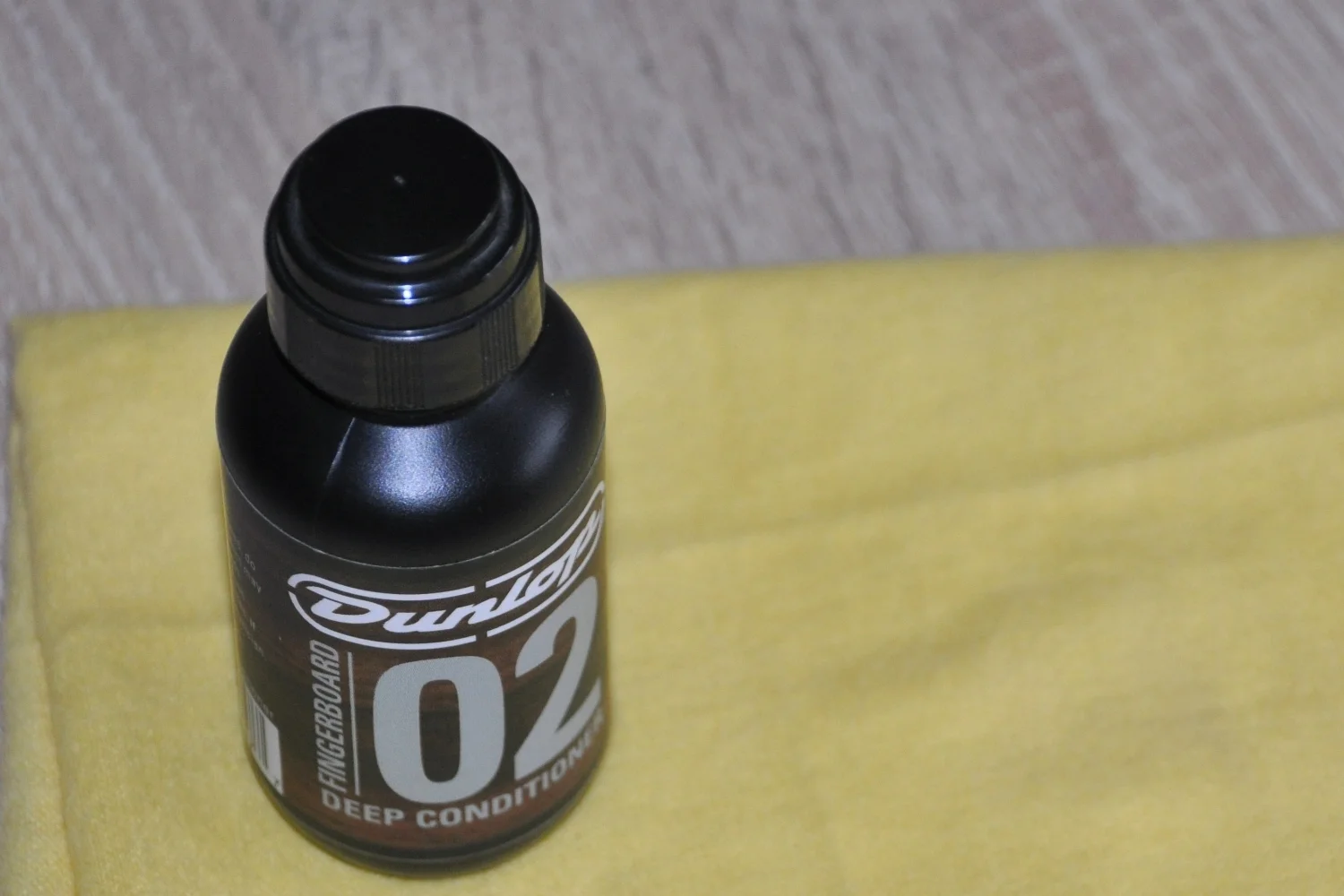 Dunlop 02 Deep Conditioner eignet sich bestens für das Ölen von Palisander- und Ebenholz-Griffbrettern.