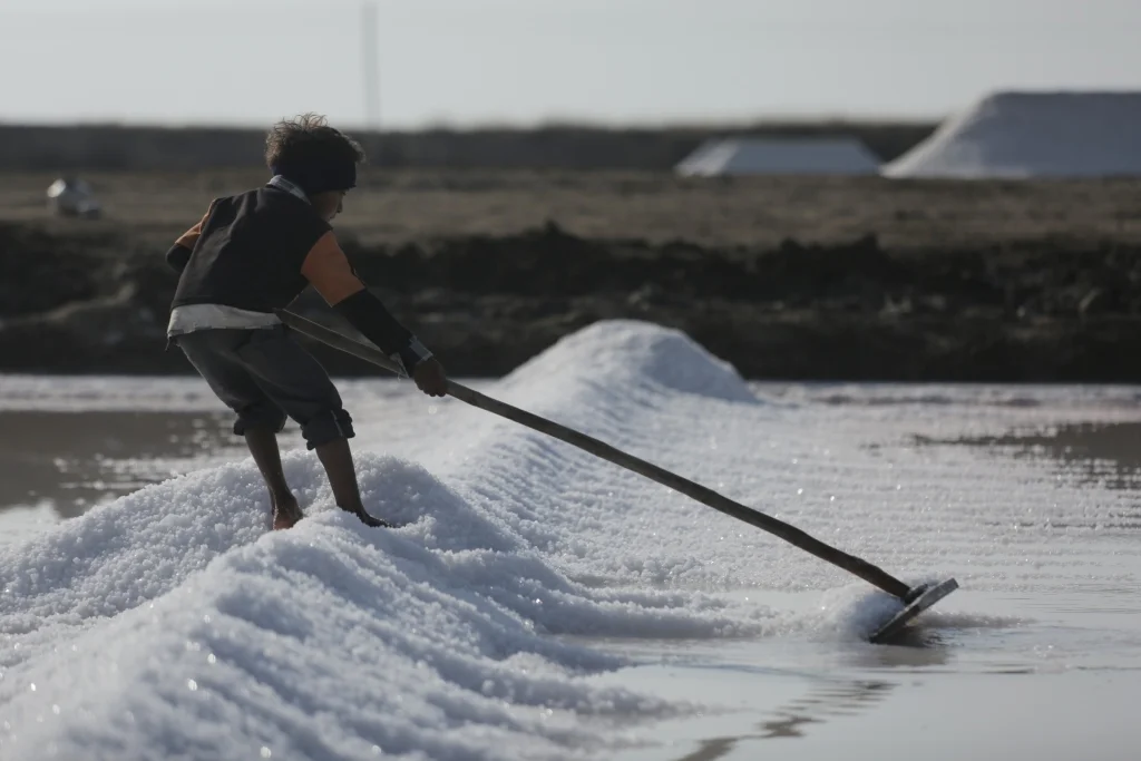 Salt pan workers.JPG