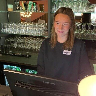 M&oslash;t Linn Helene👏 Hun er l&aelig;rling ved v&aring;r medlemsbedrift Sure Hotel Trondheim Airport p&aring; Stj&oslash;rdal. 

Hun har en allsidig jobb -ulik den tradisjonelle jobben for en resepsjonist.  Hun har administrative oppgaver, vasking