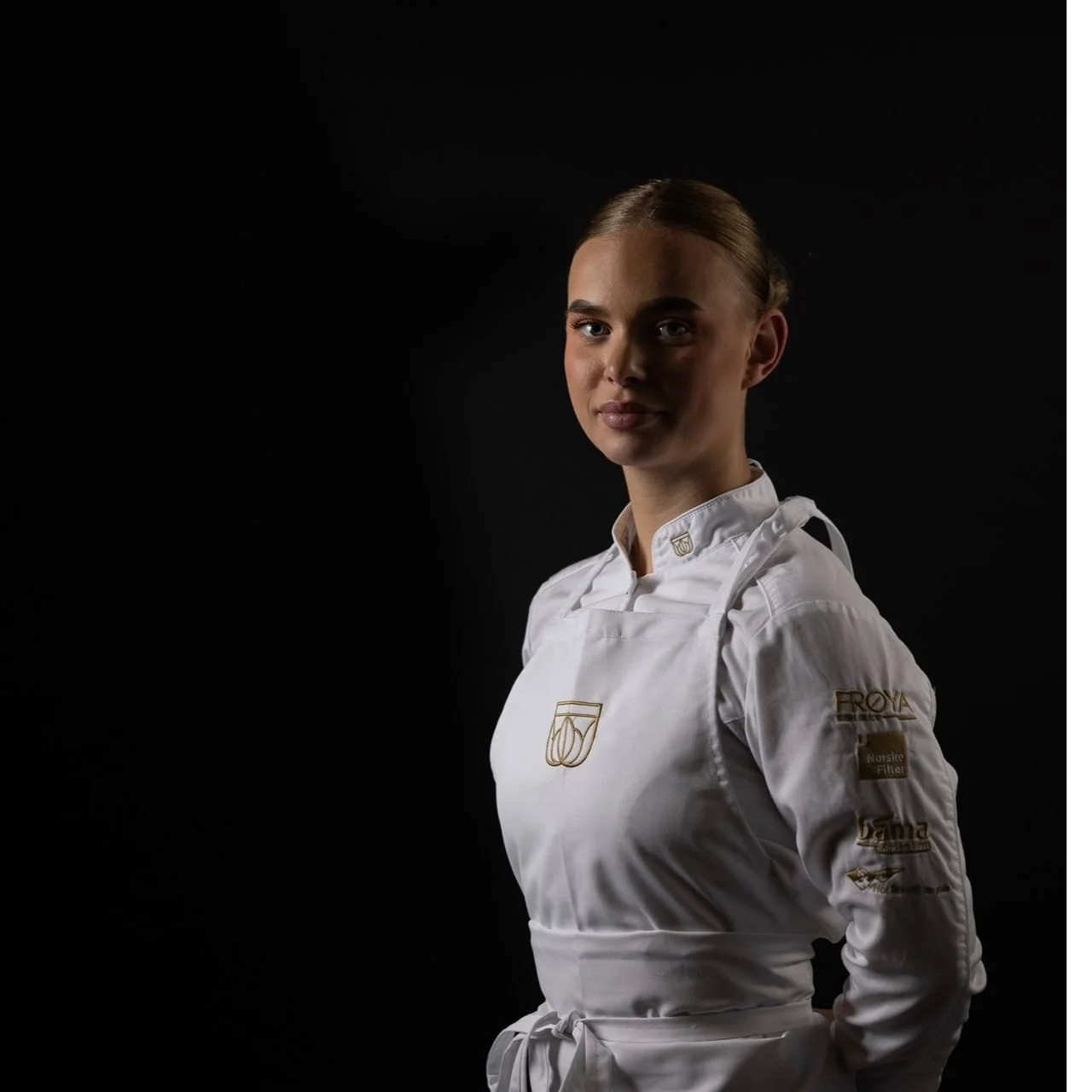 Fra @bula_neobistro til Bocuse 💥 Melina har tatt stegene fra l&aelig;rling til Bocuse d&rsquo;Or med lidenskap, lag&aring;nd og konkurranseinstinkt. Til dagens l&aelig;rlinger har hun et klart r&aring;d: &laquo;Pr&oslash;v! Si ja til konkurranser, r