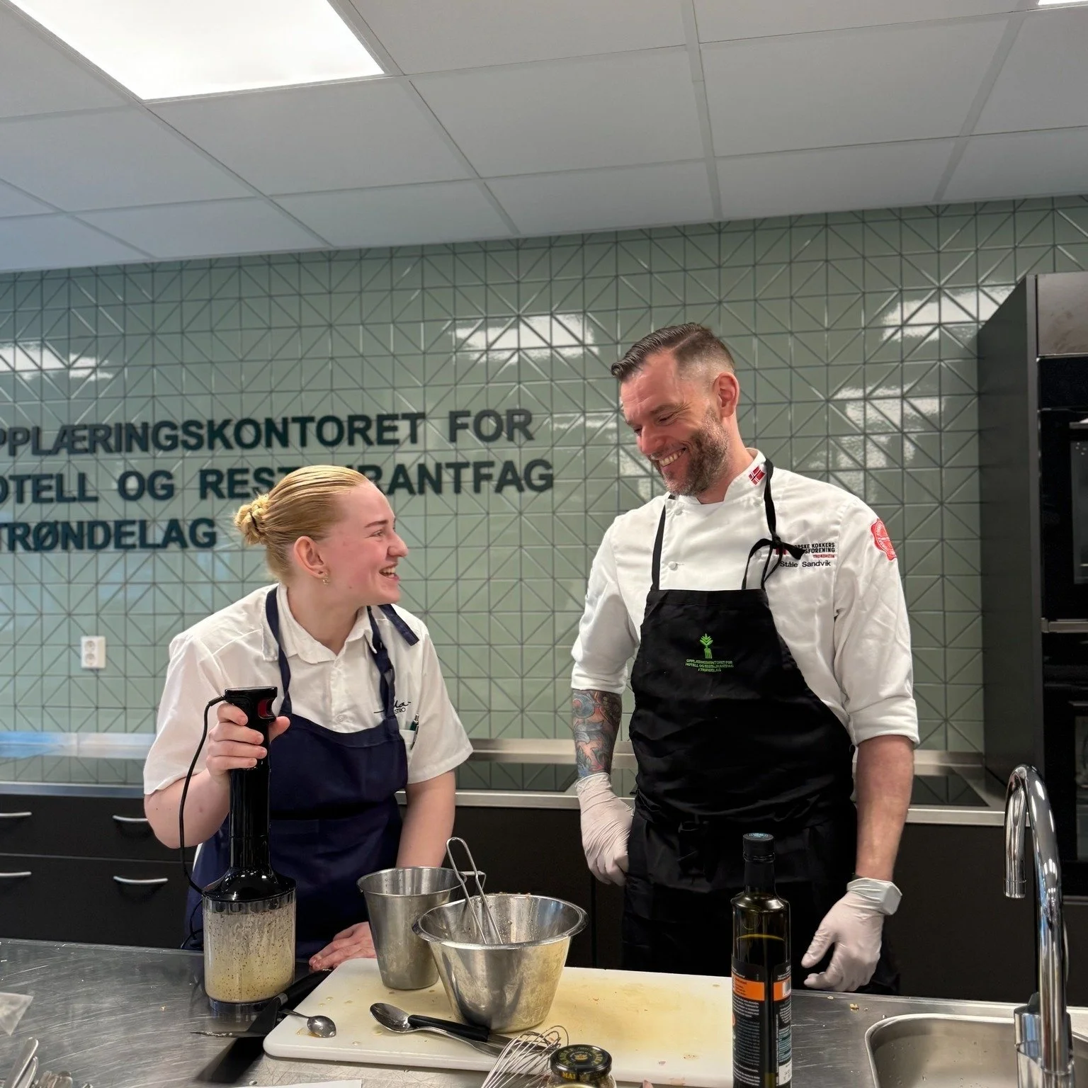 Mange har h&oslash;rt om oss, men ikke alle vet hva vi egentlig gj&oslash;r.

Vi i OKHRT, Oppl&aelig;ringskontoret for hotell- og restaurantfag i Tr&oslash;ndelag, er eid av 85 bedrifter i bransjen. Sammen tar vi ansvar for &aring; gi l&aelig;rlinger