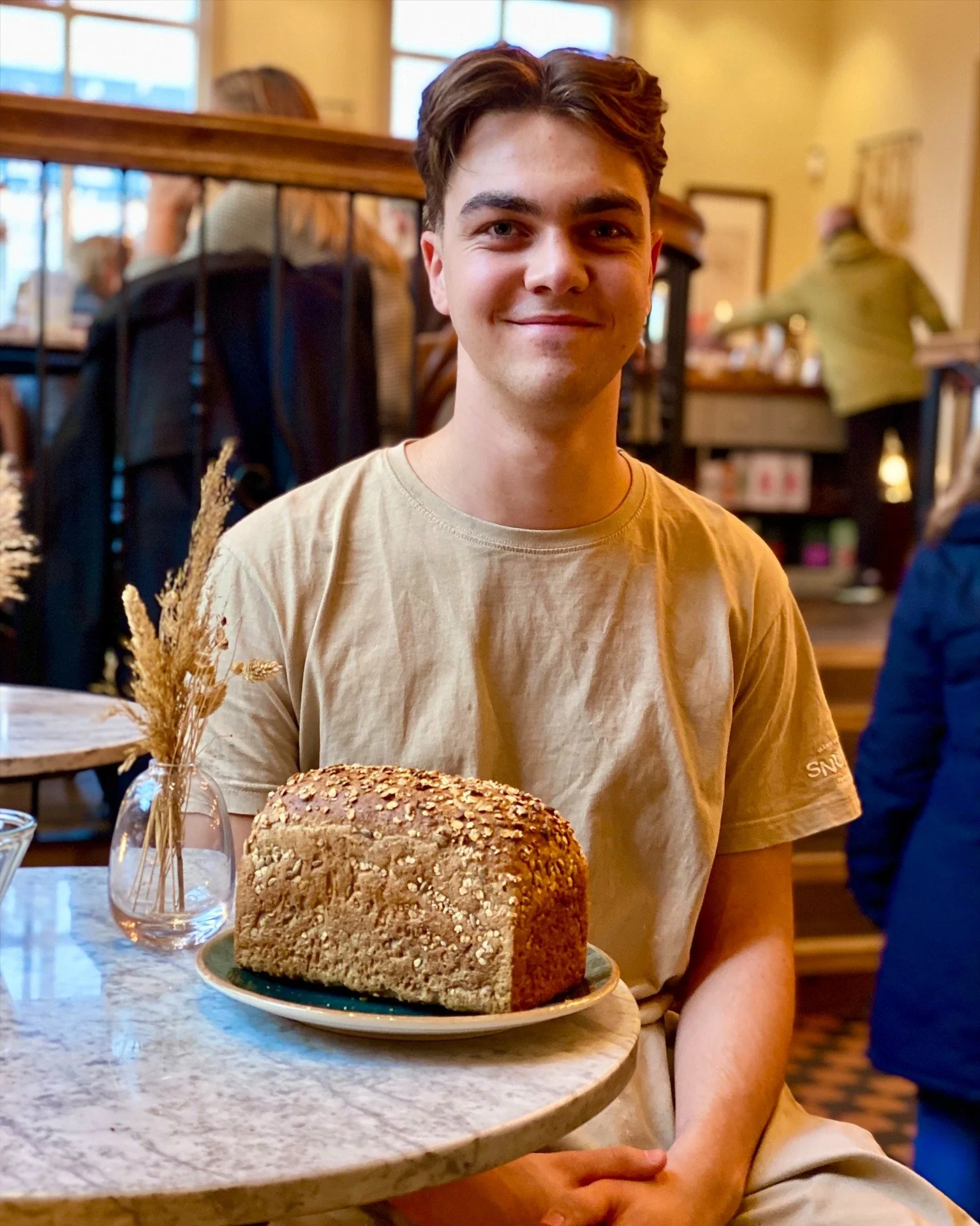Visste du at vi i Norge spiser i snitt fem-seks brødskiver hver dag? 🍞
I dag markeres verdens brøddag over hele verden. En dag som handler om bærekraftig ernæring og å løfte fram håndverket, folkene og s