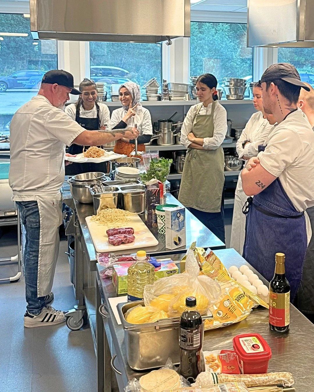 Kokkekurs med Rockekokken @chefvester 
Kokkel&aelig;rlingene fikk et skikkelig energikick med nye id&eacute;er, freshe smaker og et r&aring;tt &ldquo;show and tell&rdquo; fra mannen som ruler TikTok.