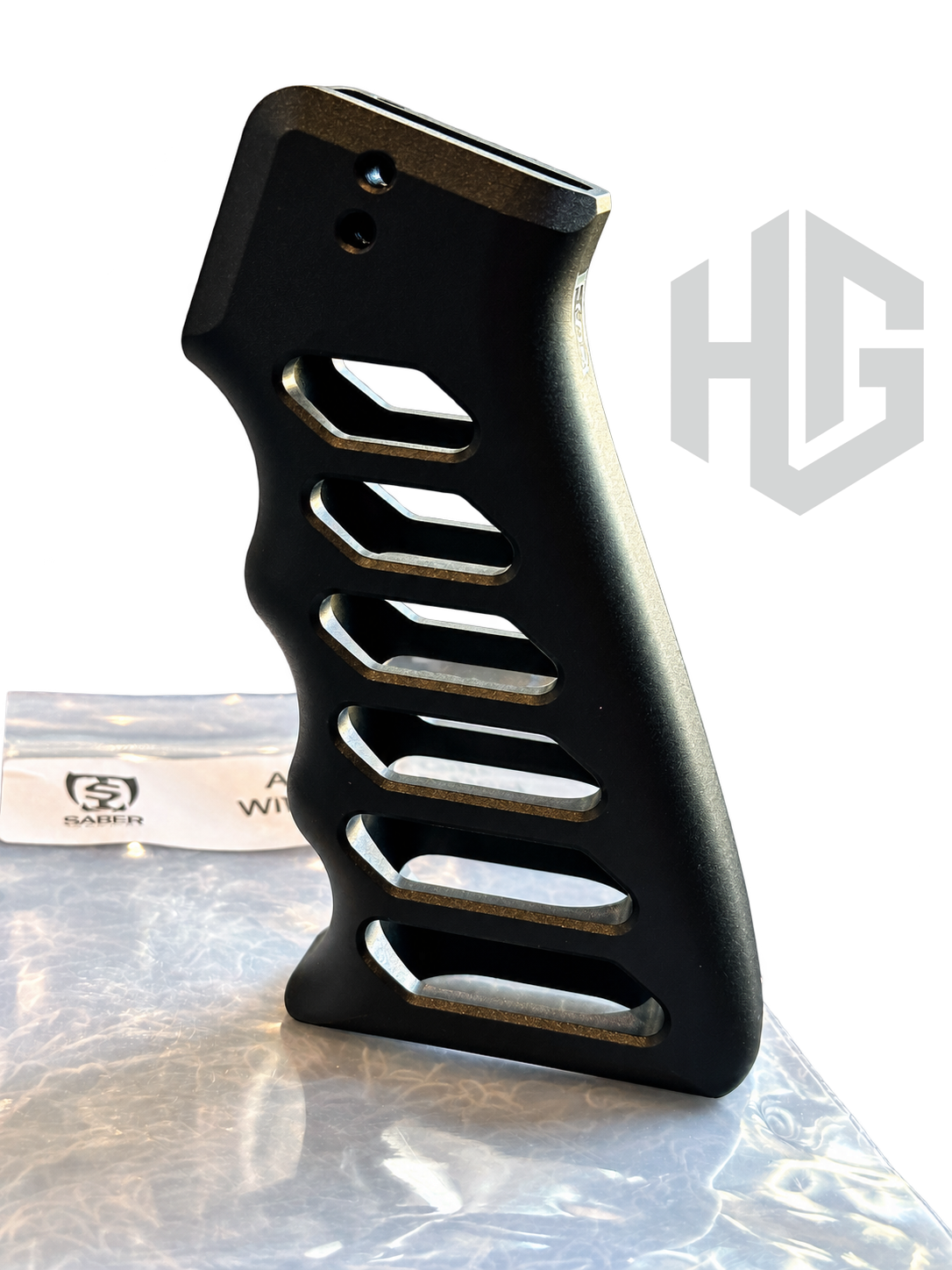 กริป Saber Tactical ST0049 มุมด้านข้างอีกฝั่ง แสดงโครงโปร่งและส่วนเว้ารองรับนิ้ว พร้อมซองสินค้า
