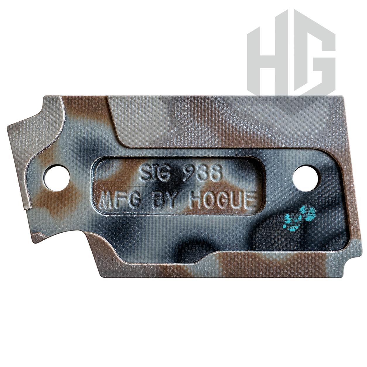 ด้านในประกับด้าม Hogue แสดงข้อความ SIG 938 และ MFG BY HOGUE พร้อมรูยึดสกรูสองตำแหน่ง
