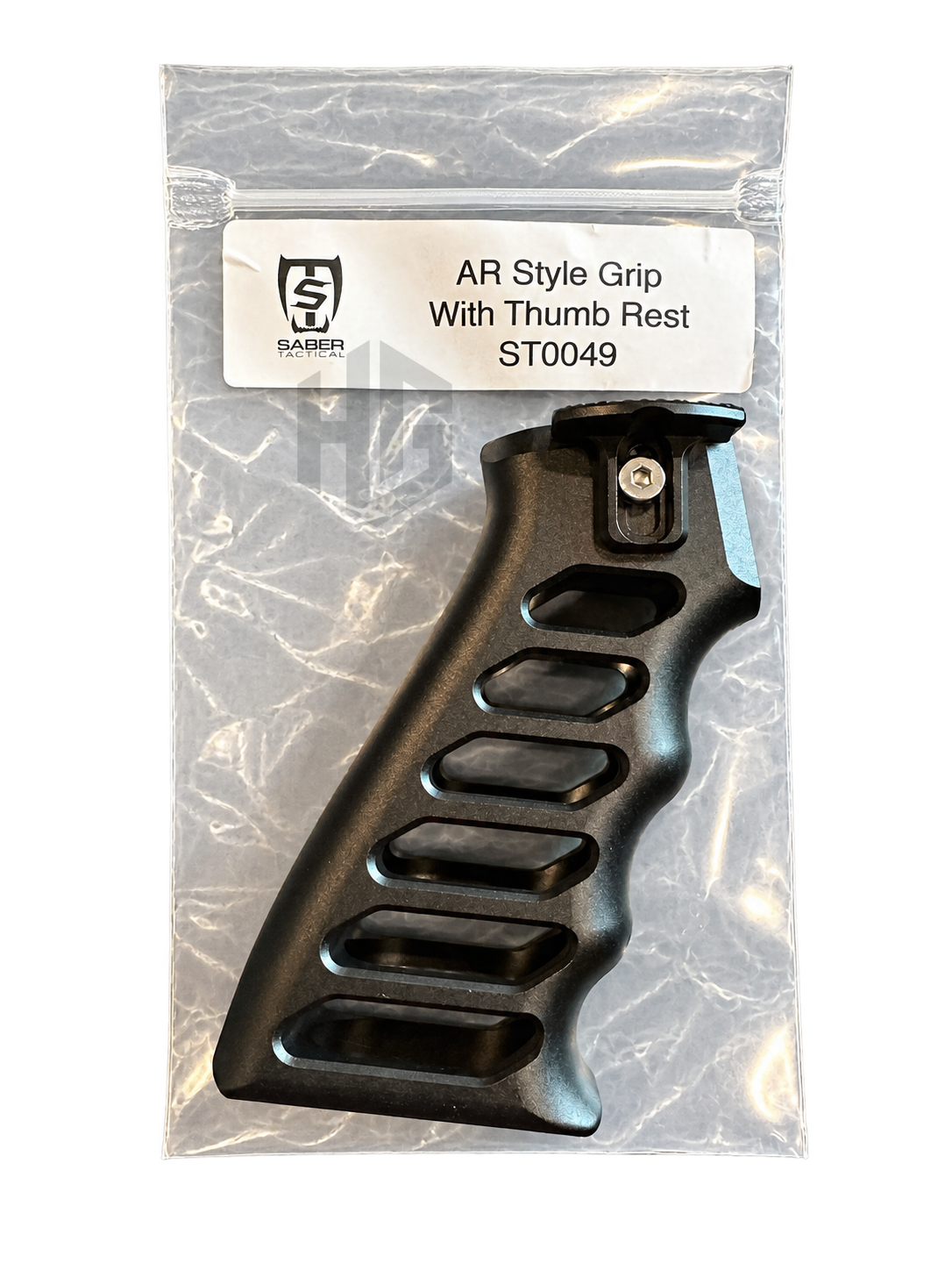 กริปทรง AR พร้อมที่พักนิ้วโป้ง Saber Tactical วางบนซองบรรจุภัณฑ์ที่มีฉลากรหัส ST0049