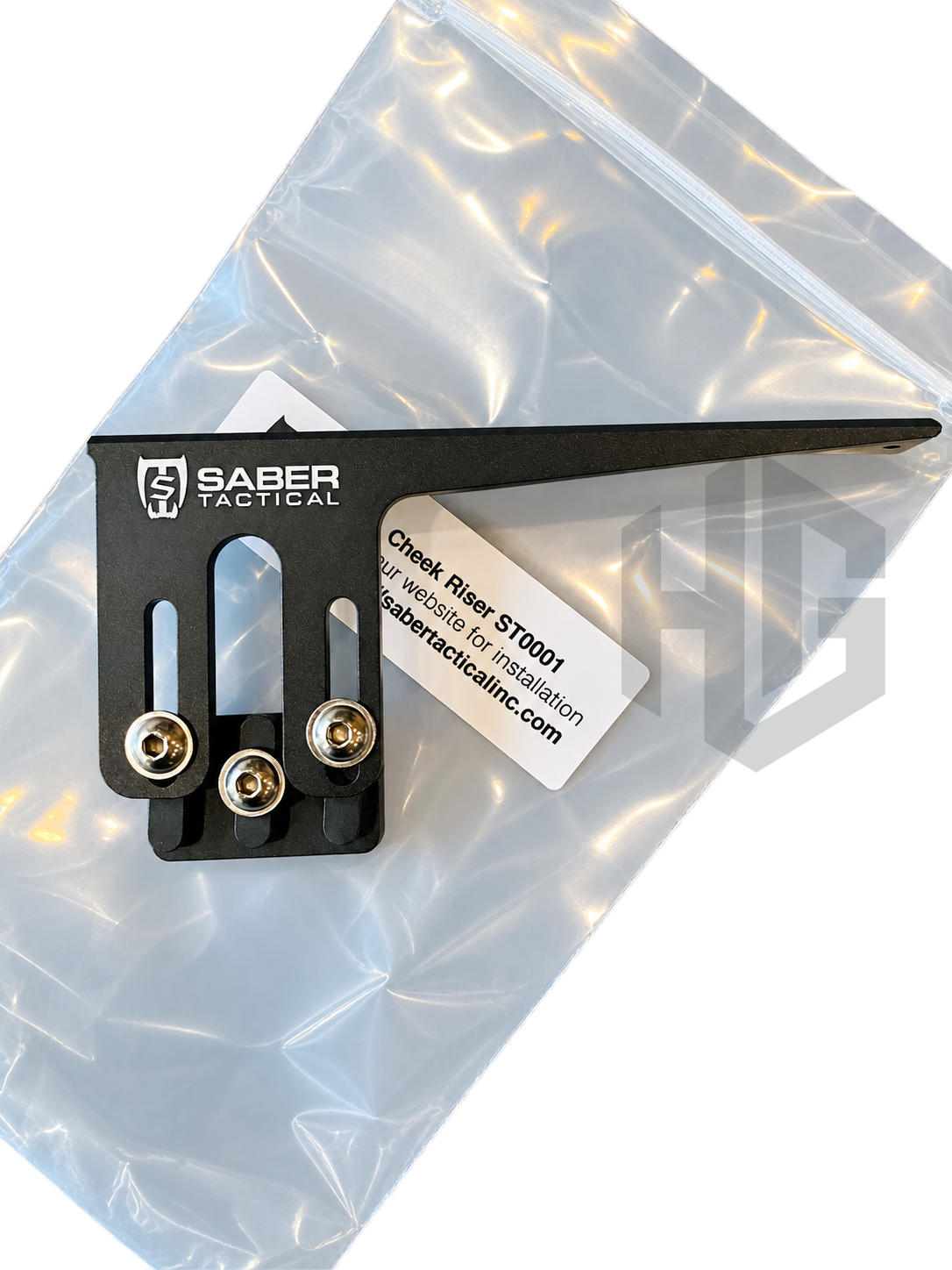 ขายึดยกแก้ม Saber Tactical ST0001 พร้อมสกรู 3 ตัว วางบนซองบรรจุภัณฑ์และฉลาก Cheek Riser ST0001