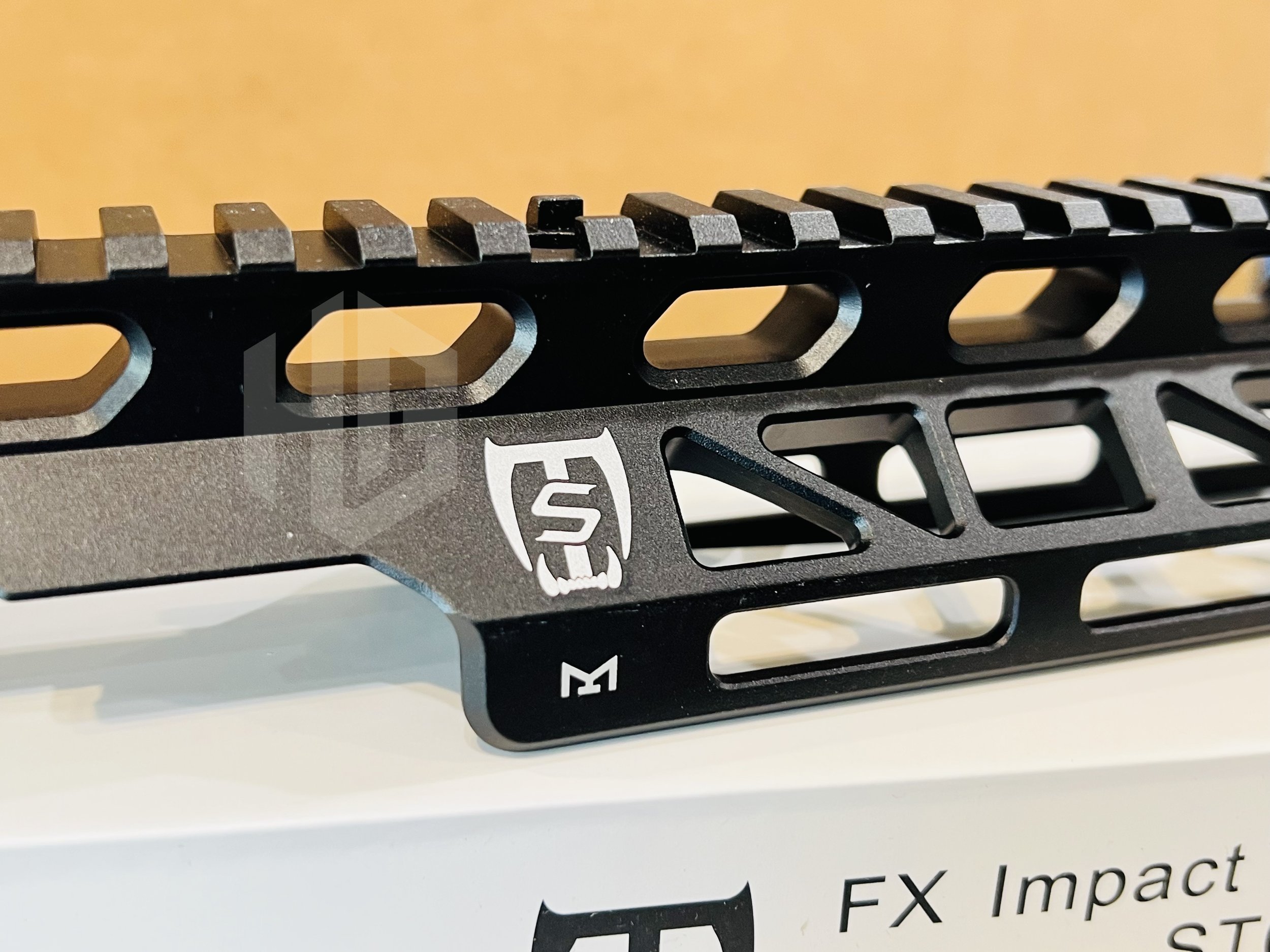 รางบน FX IMPACT M1-3 พร้อมโลโก้ Saber Tactical