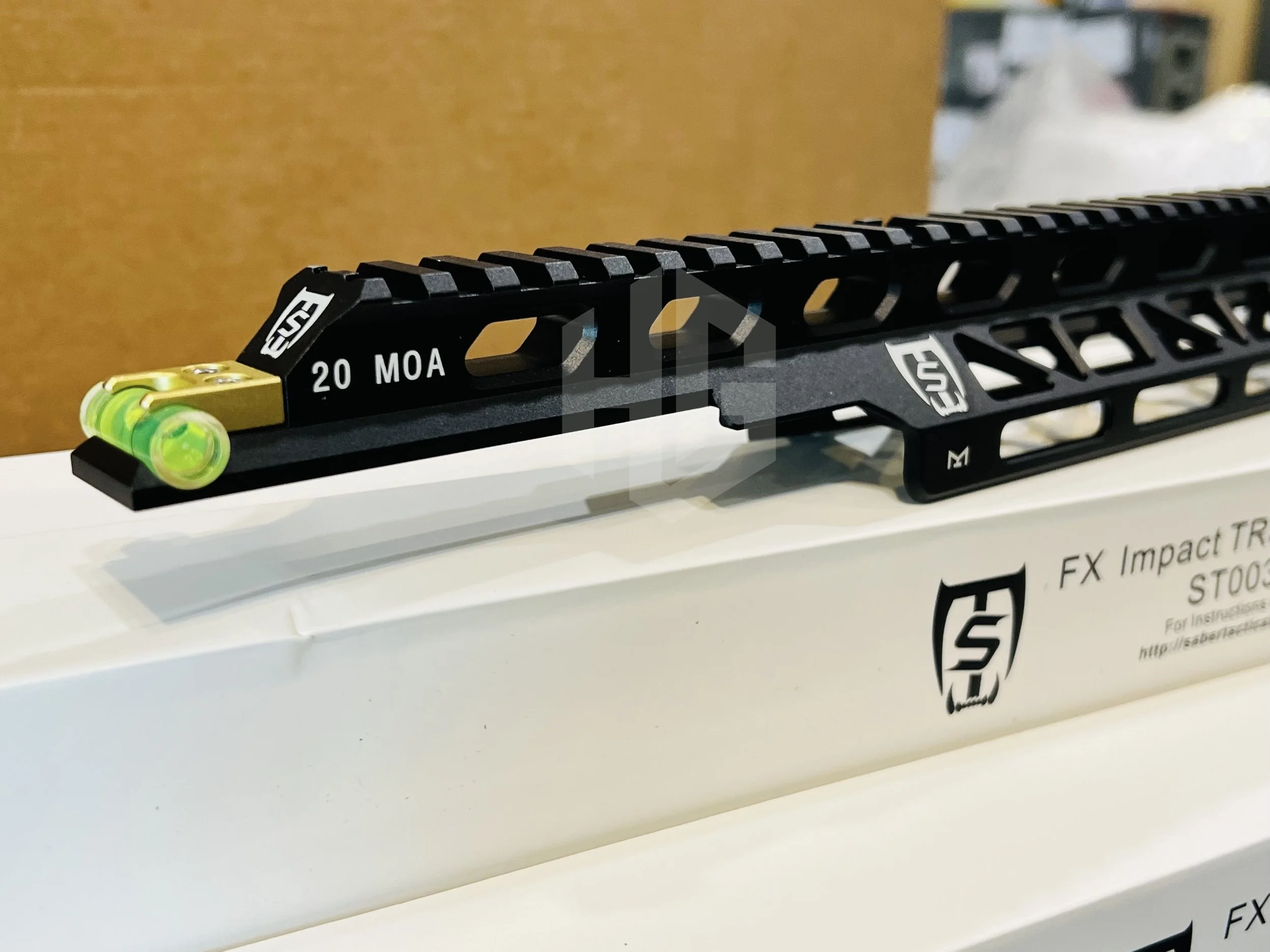 มุมด้านซ้าย รางบน FX IMPACT M1-3 Saber Tactical ขนาด 20 MOA