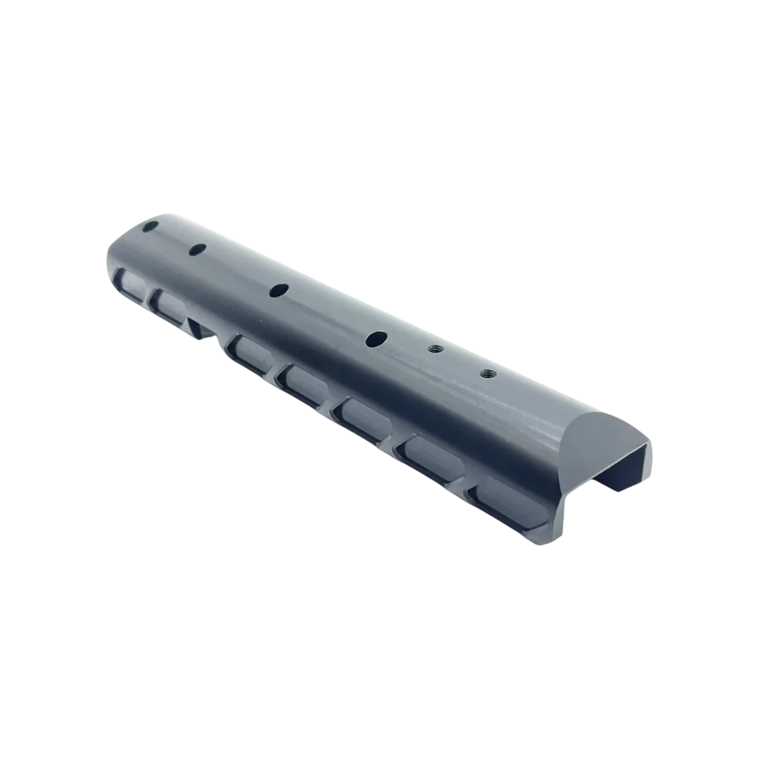 ที่รองแก้ม Saber Tactical ST0054 มุมเฉียงด้านบน แสดงผิวโค้ง รูยึด และช่องด้านล่าง