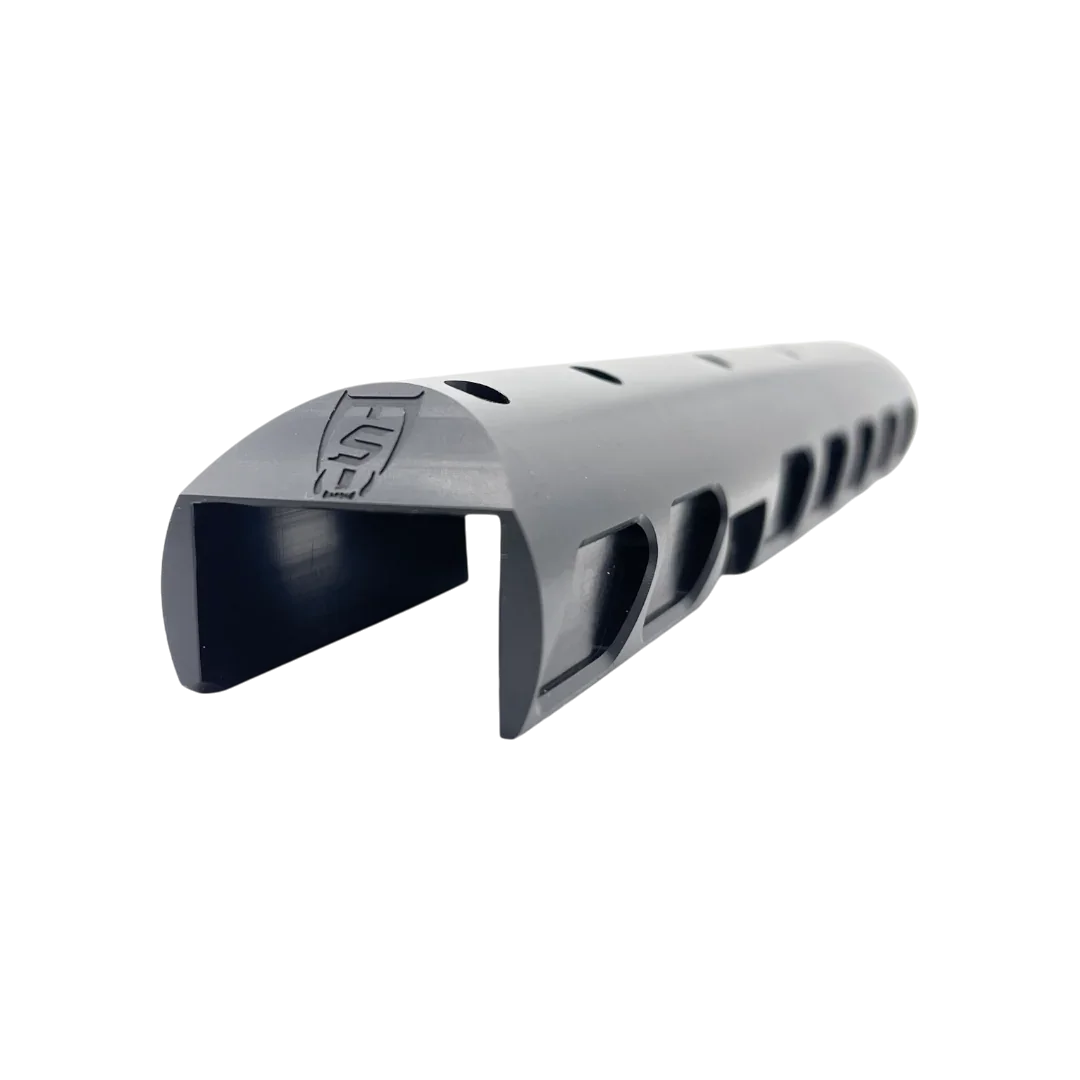 ที่รองแก้ม Saber Tactical ST0054 มุมจากปลายชิ้นงาน แสดงโลโก้ ผิวโค้ง และช่องเปิดด้านล่าง