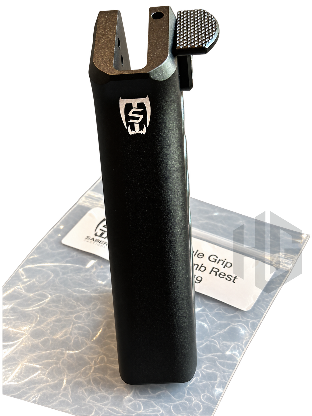 กริป Saber Tactical ST0049 มุมด้านหลัง แสดงโลโก้ ที่พักนิ้วโป้ง และส่วนบนของจุดยึด พร้อมซองสินค้า