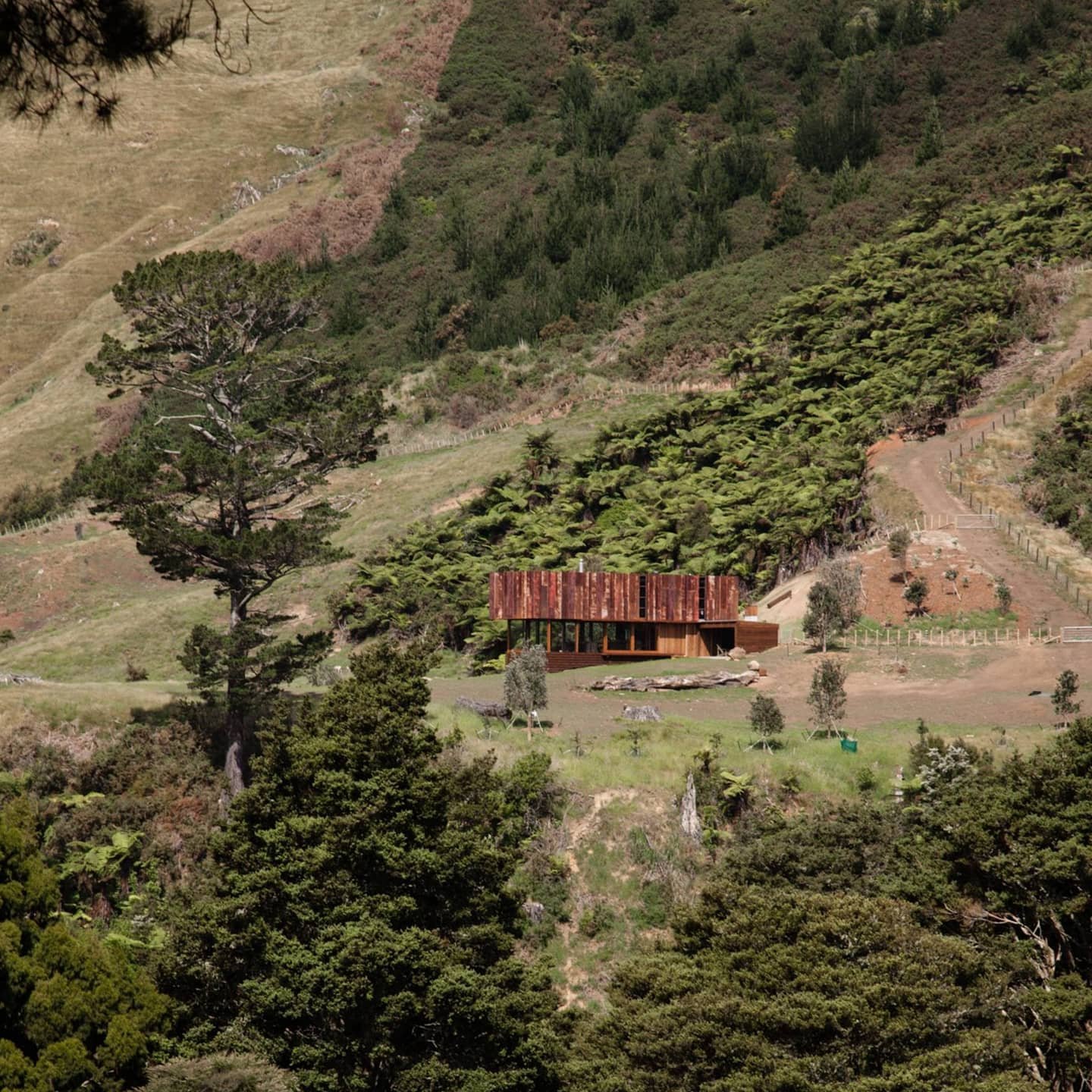 Love this one by @herbstarchitects 
K Valley House in Kauaeranga River, NZ.
The patina of the corrugated iron somehow connects this punchy building beautifully with the landscape.
#nzarchitecture #ruralretreat