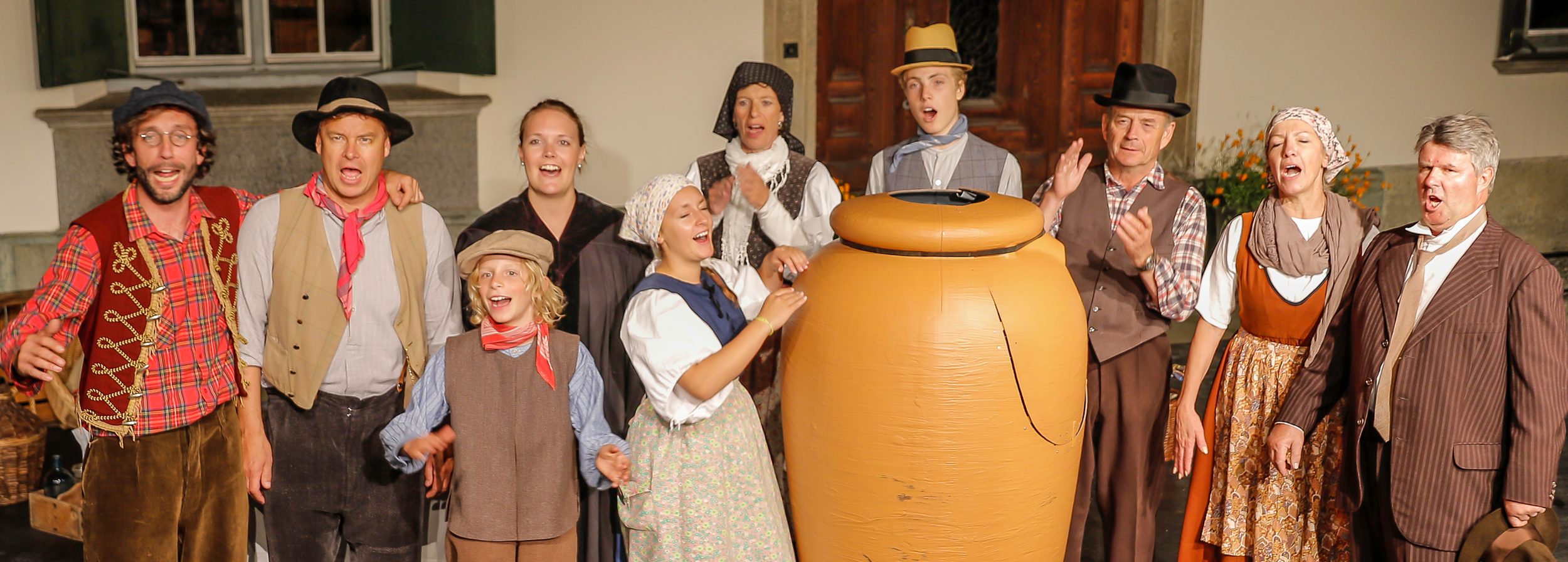 Die Theatergruppe der Societed dramatica da Samedan mit Pirandello's "Der Krug" anlässlich der Eröffnung der Dis da cultura da Samedan 2016
