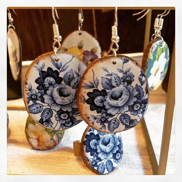 A new addition to @masoudi.london and Danaqa...these pretty #ceramic #earrings and #rings #madeiniran #ethicaljewellery #womeninbusiness 💙