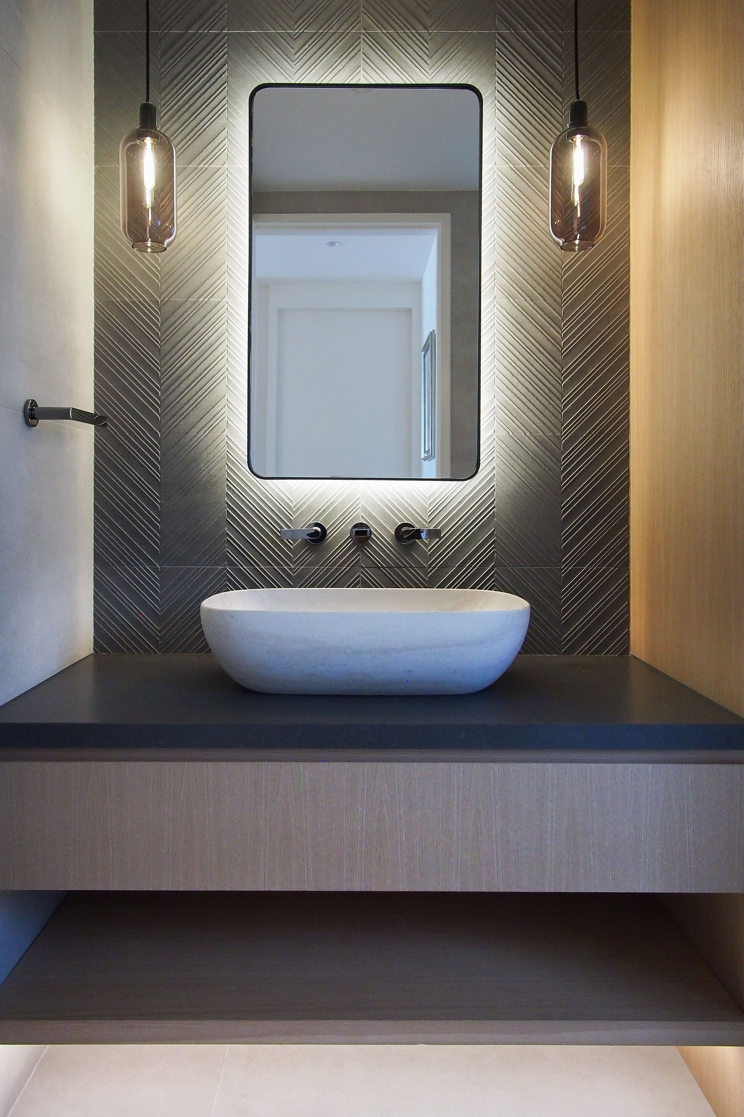 SWD_Mid-Levels Apartment 02-powder room.jpg