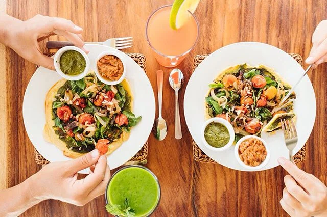 Vivo Nosara serves great food too, so it had to be shot. Got those natural hand models in there. 🖐🏼✌🏼@livelifelikelauren @tiana.yoga  #costarica #puravida #food #vegan #pizza #juicebar #vivonosara #nosara #hotel #boutiquehotel #travel #travelphoto