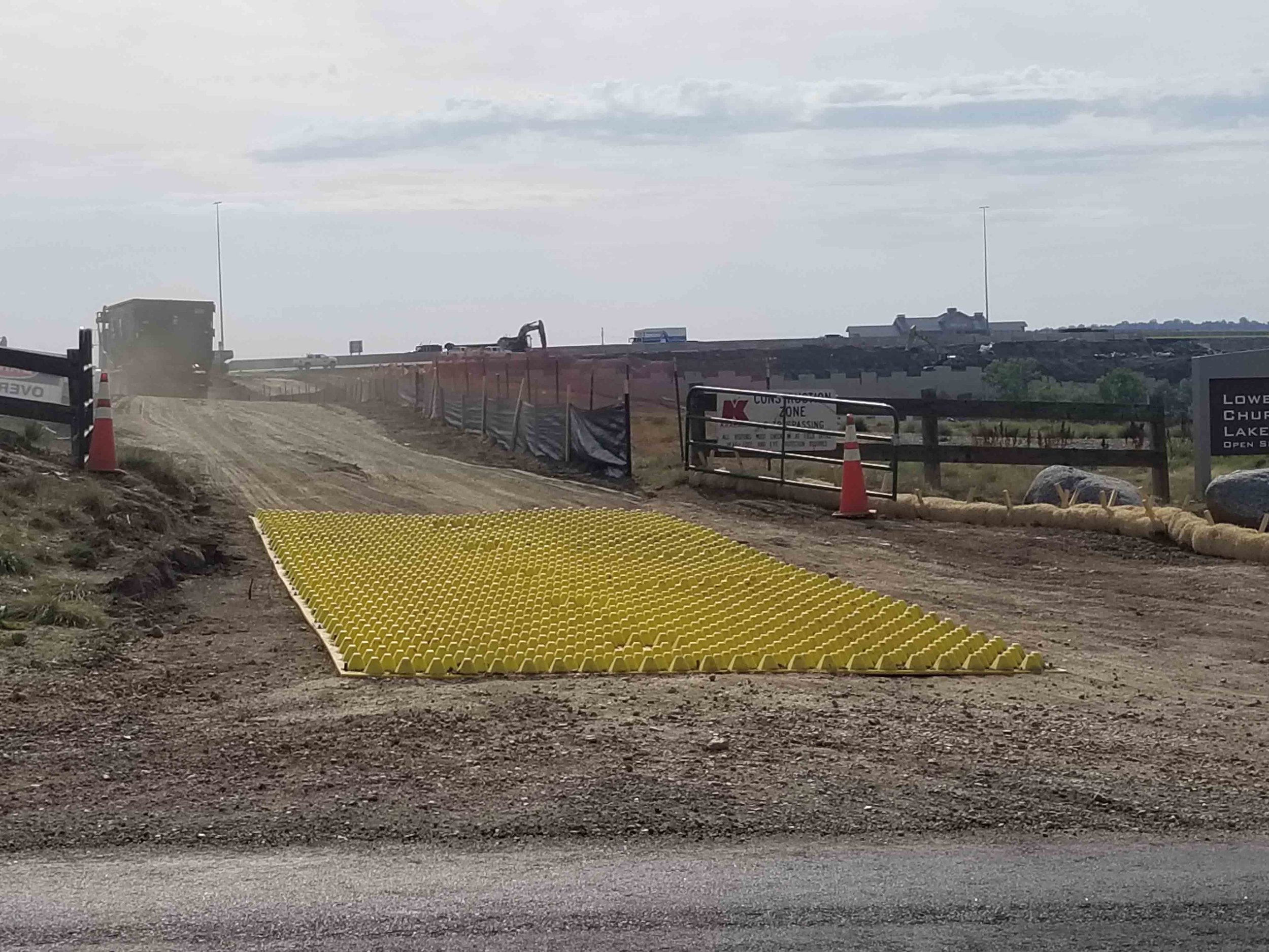 FODS_Kraemer_matConstruction_constructionExit_WheelWashConstruction_constructionAccessMatting_mudMatsConstruction_FODSTrackoutControl_plasticYellowMats.jpg