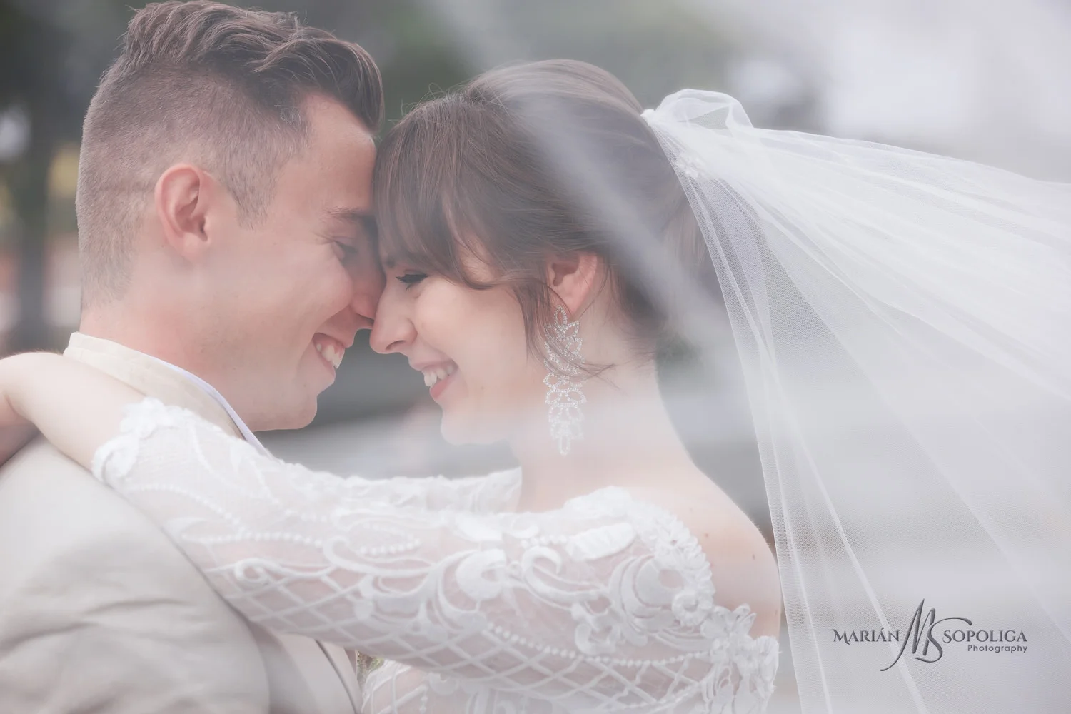 39profesionalni-svatebni-fotograf-olomouc-foceni-novomazelu-na-m