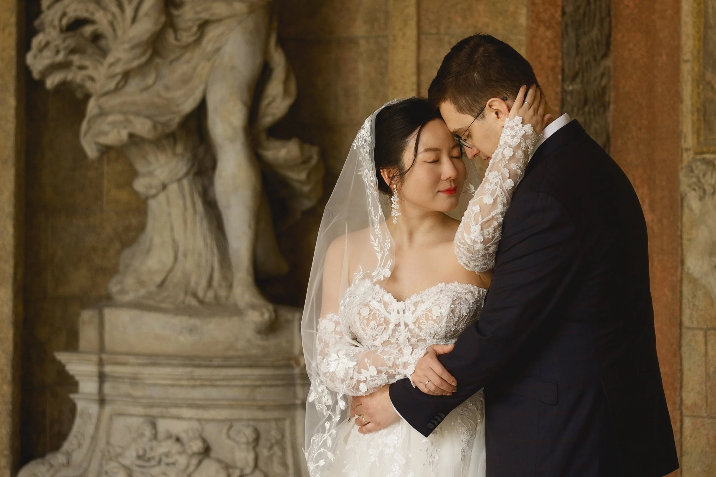 mixed-chinese-czech-wedding-vrtba-garden-prague-wedding-newlyweds-portrait.jpg