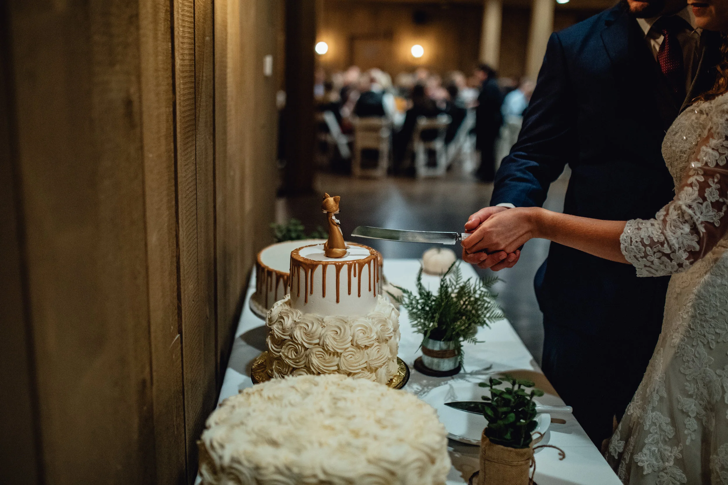 bride-and-groom-cutting-cake-at-rustic-manor-1848.jpg