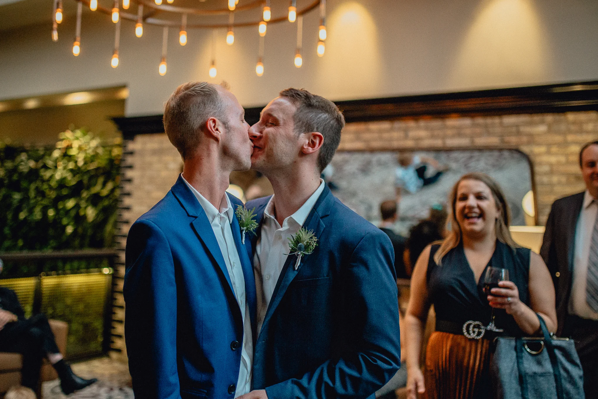 thompson-chicago-hotel-wedding-party-froom-kiss.jpg