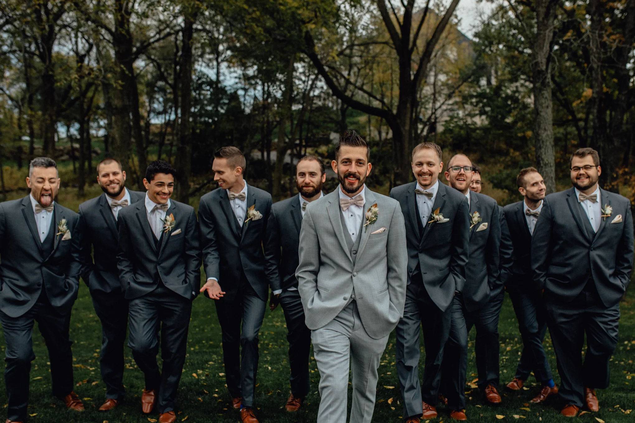 groomsmen-walking-in-grass.jpg