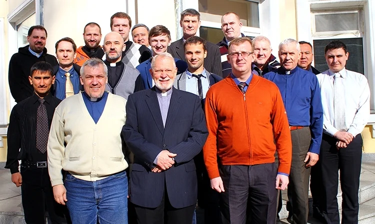 Doctor James Jordan with seminary staff (oleg Volkov and Evgeni Kruzhkov) (1st row) and seeminary students. March 2015.
