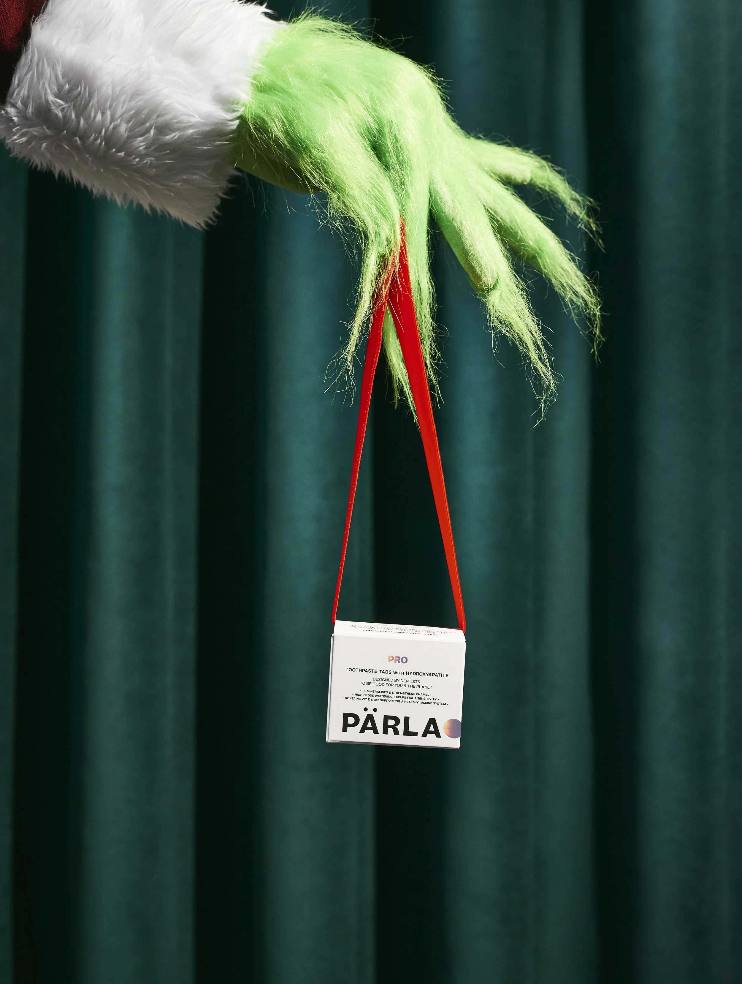 Parla_Grinch_Hand_With_Curtain.jpg