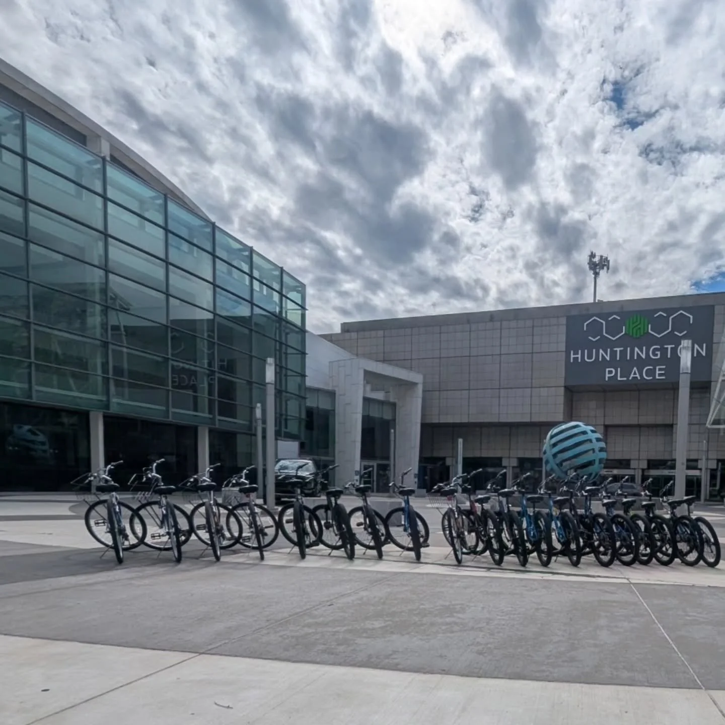 Special delivery for @rebelatwork at @huntingtonplacedetroit 
#itsnotdigiornoitsdelivery #wedeliver #wheelhouserentals #wheelhousedelivery #bikedetroit #floatingcitadel #nicefleet