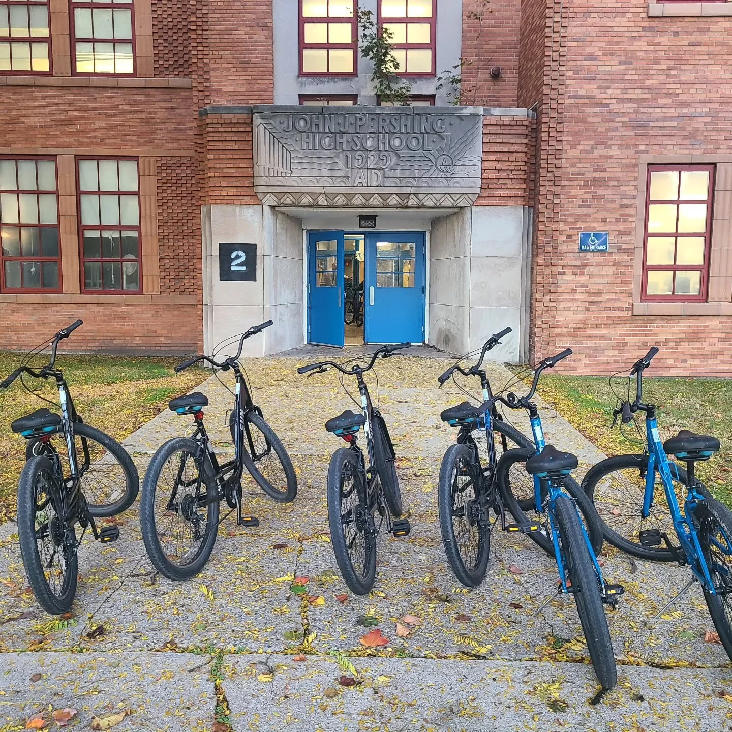 Beautiful autumn day for a delivery to Pershing HS for a week of bicycles in PE. Enjoy the rides! #pershingdoughboys @detroitk12 @pershingdoughboys #bikedetroit #itsnotdigornioitsdelivery oitsdelivery #wheelhouserentals @sunbicycles