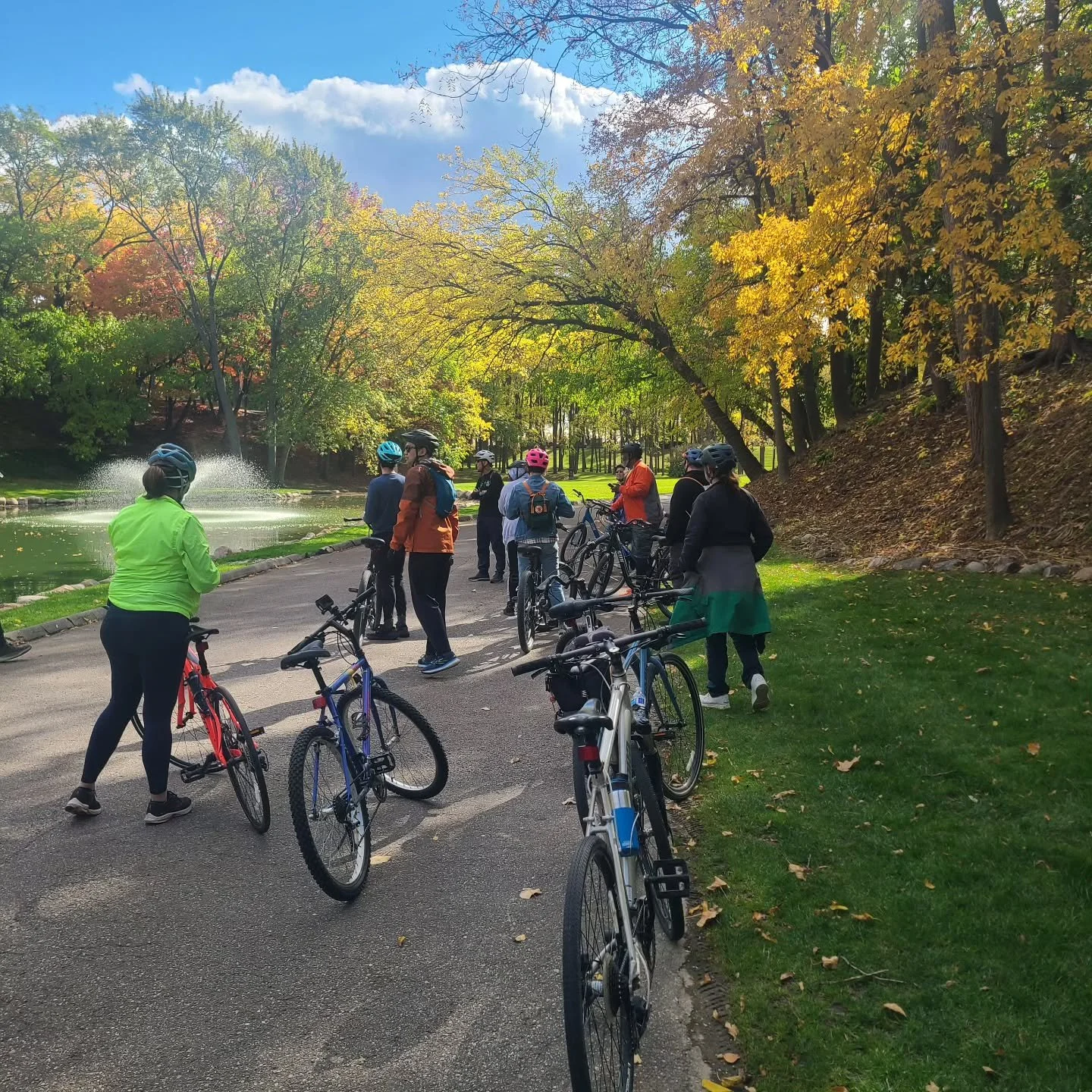 Elmwood's at its peak this weekend! @elmwoodcemeterydetroit #autumninmichigan #wheelhousetours #haunteddetroitbicycletour #nainrouge #bloodyrun #bikedetroit #exploredetroit