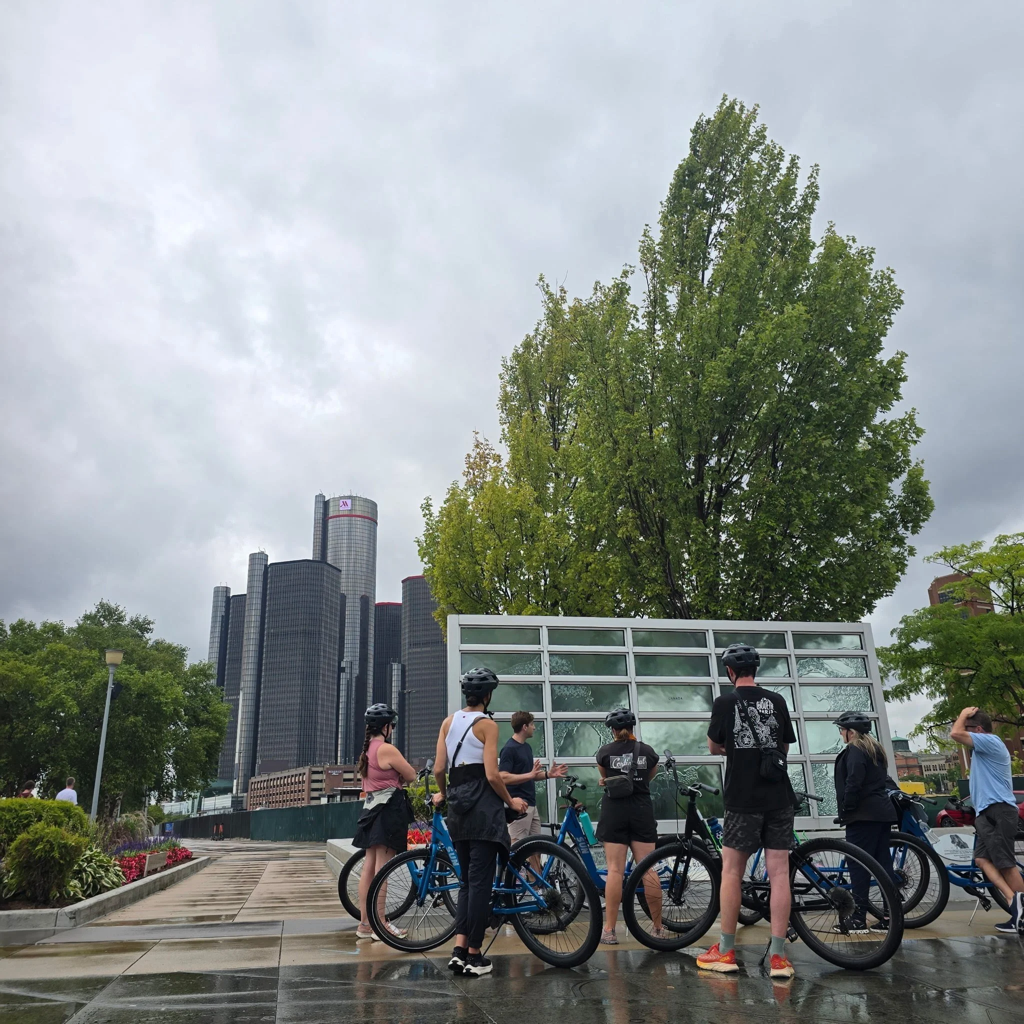 Shots from Sunday's Architecture tour. This one runs once a month; September's is already fully booked, so October 11 is your last chance to join this season. #wheelhousetours #bikedetroit #exploredetroit #detroitarchitecture @detroitriverfront @fish