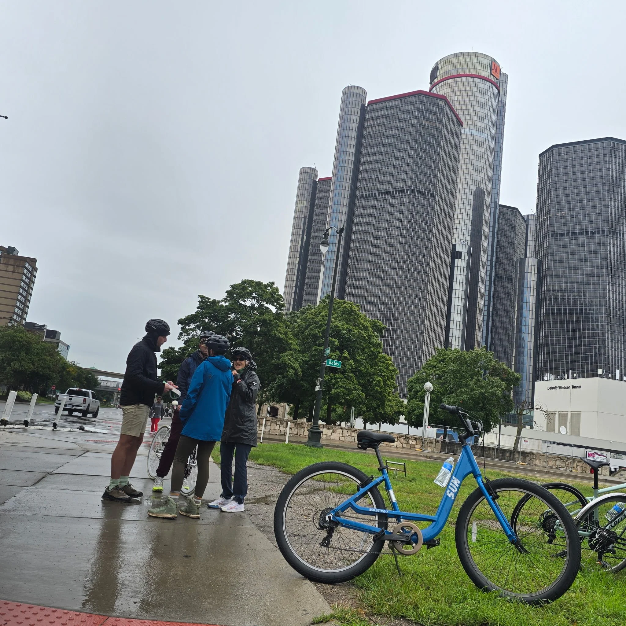 Some pics from the Downtown portion of yesterday's #architecturebicycletour. A l'il drizzle never hurt anyone! #goodthingyourenotmadeofsugar #weriderainorshine #detroitarchitecture #exploredetroit #bikedetroit #hartplaza #rencen #cullenplaza #guardia
