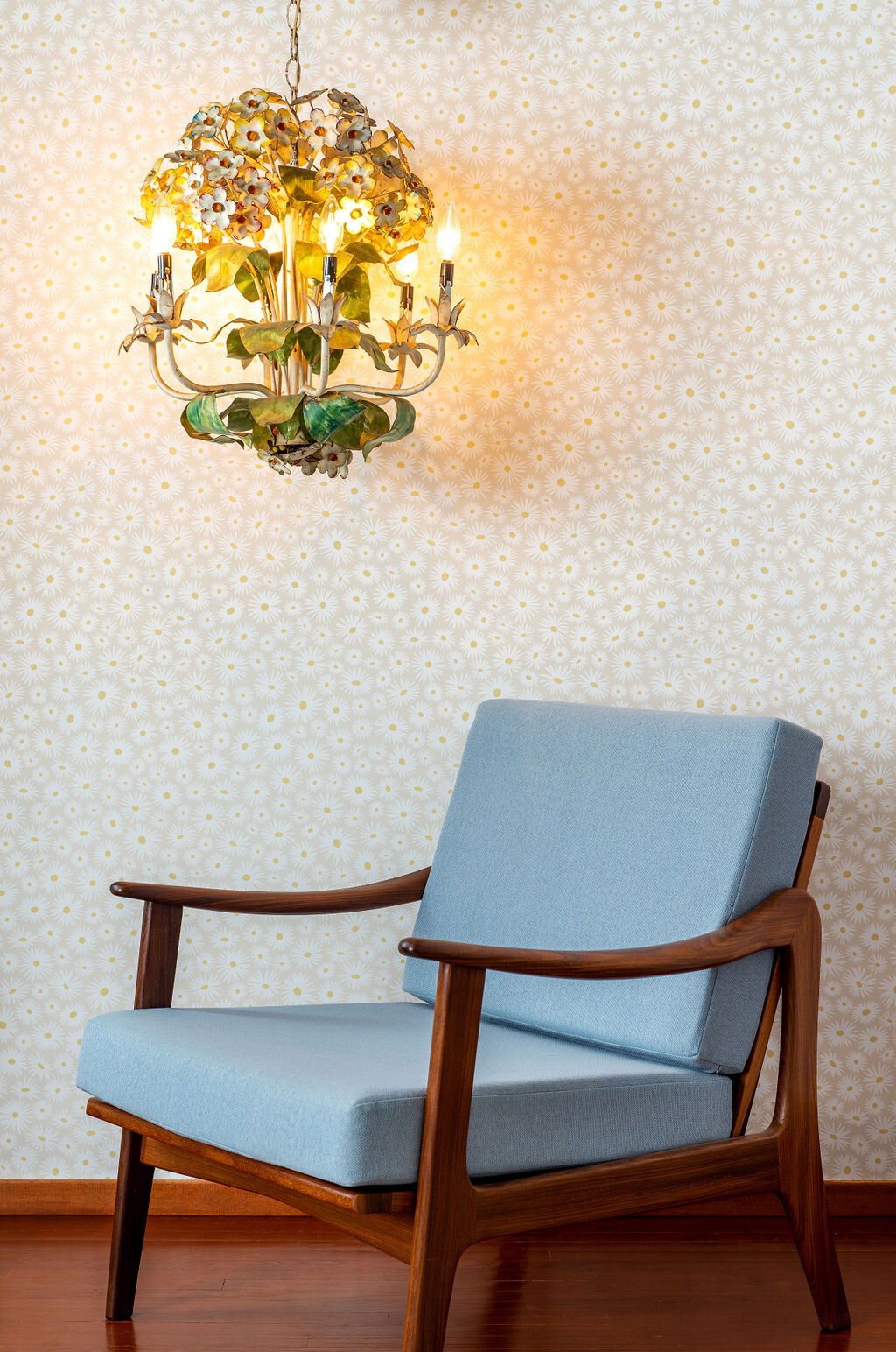 Kate Golding Daisy (Cream) wallpaper // Modern wallcoverings and interior decor.