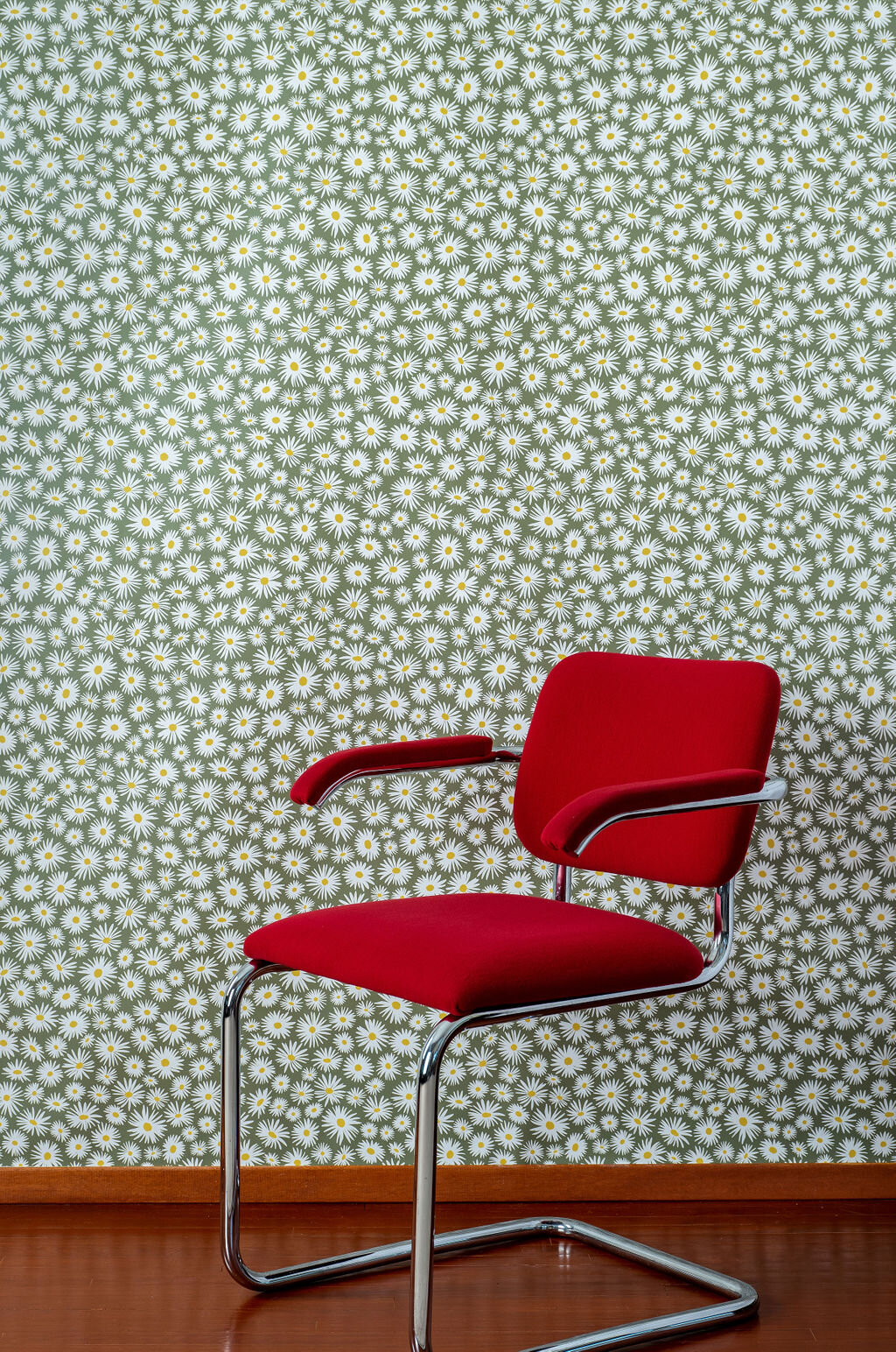 Kate Golding Daisy (Green) wallpaper // Modern wallcoverings and interior decor.