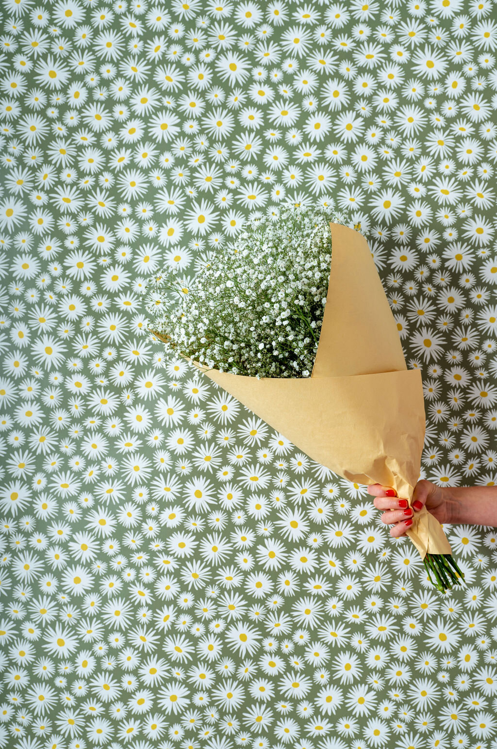 Kate Golding Daisy (Green) wallpaper // Modern wallcoverings and interior decor.