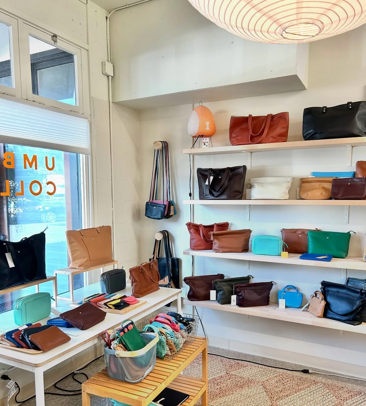 If you have a free day tomorrow, be sure to pop by @honolulumakersmarket! There&rsquo;s so many handmade and made in Hawaii vendors, it&rsquo;s the perfect opportunity to #shoplocal 😊 

I&rsquo;ll be releasing Trinket Bags there ✨ 

Recapping my dea