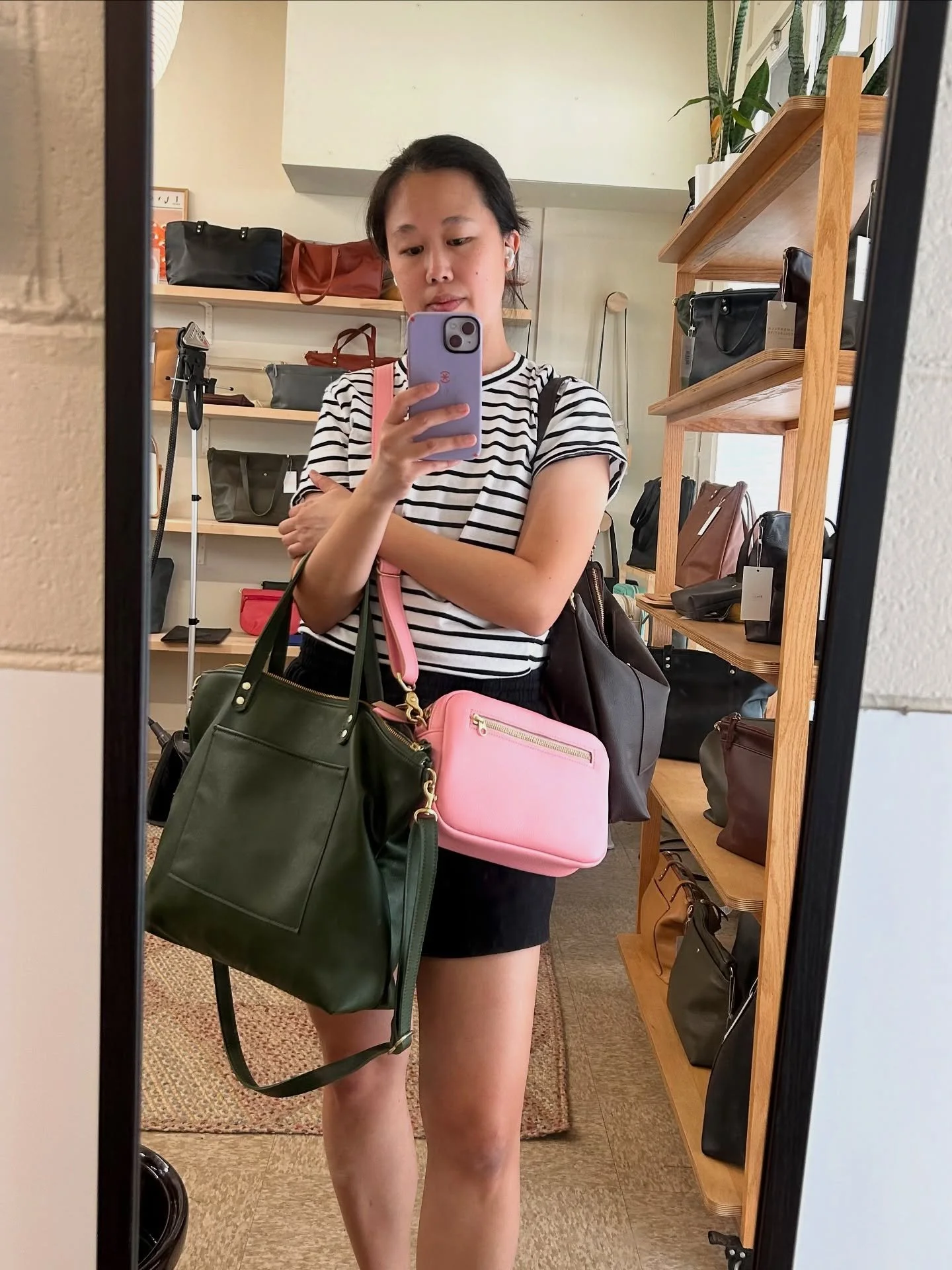 Bag lady. In my element. 💁🏻&zwj;♀️ 👜 

XL Day Bag in pine
Camera Bag in bubblegum
Market Hobo in coffee 

What would you choose?