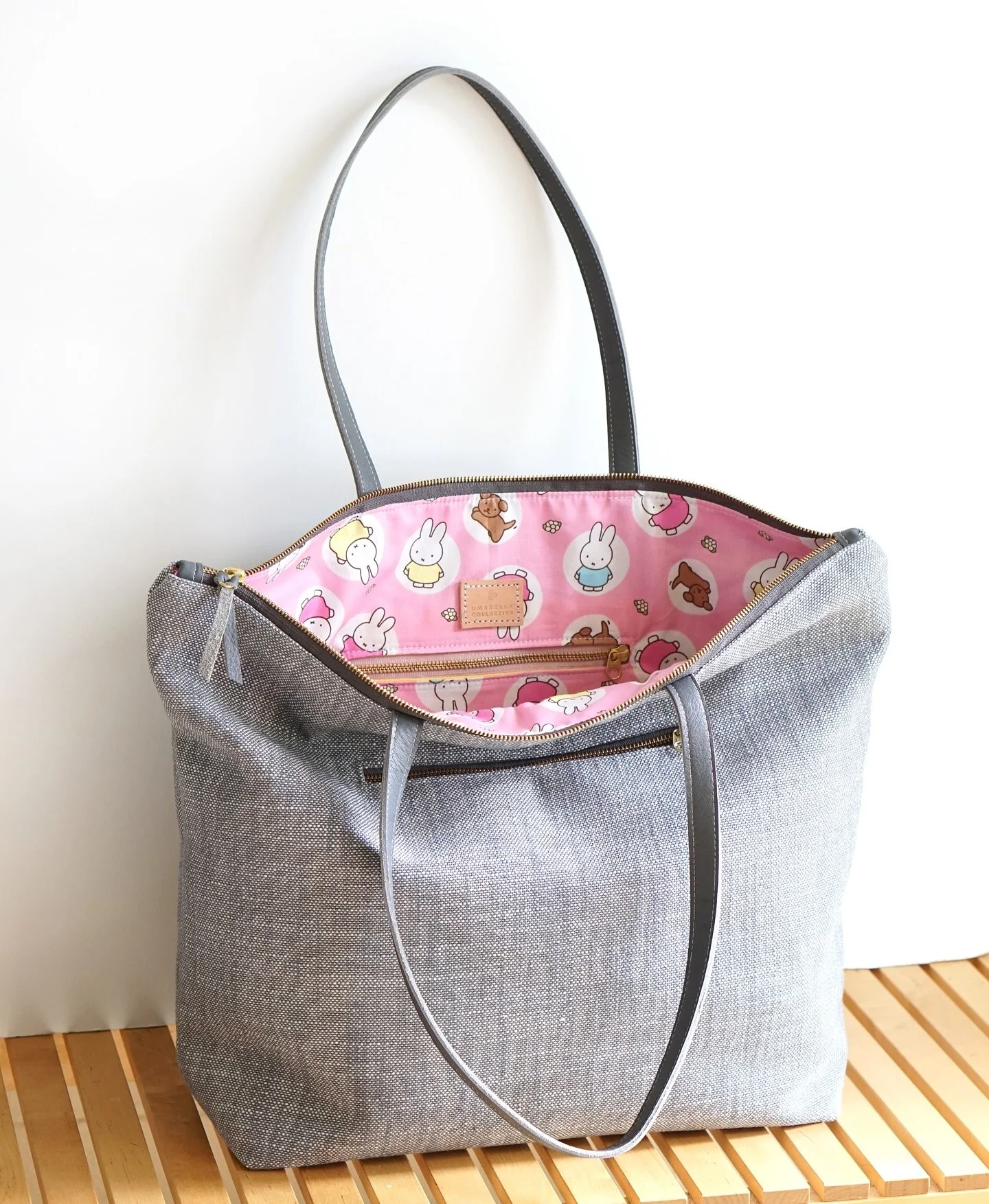 Oversized Tote in graphite linen weave with pink Miffy inside π